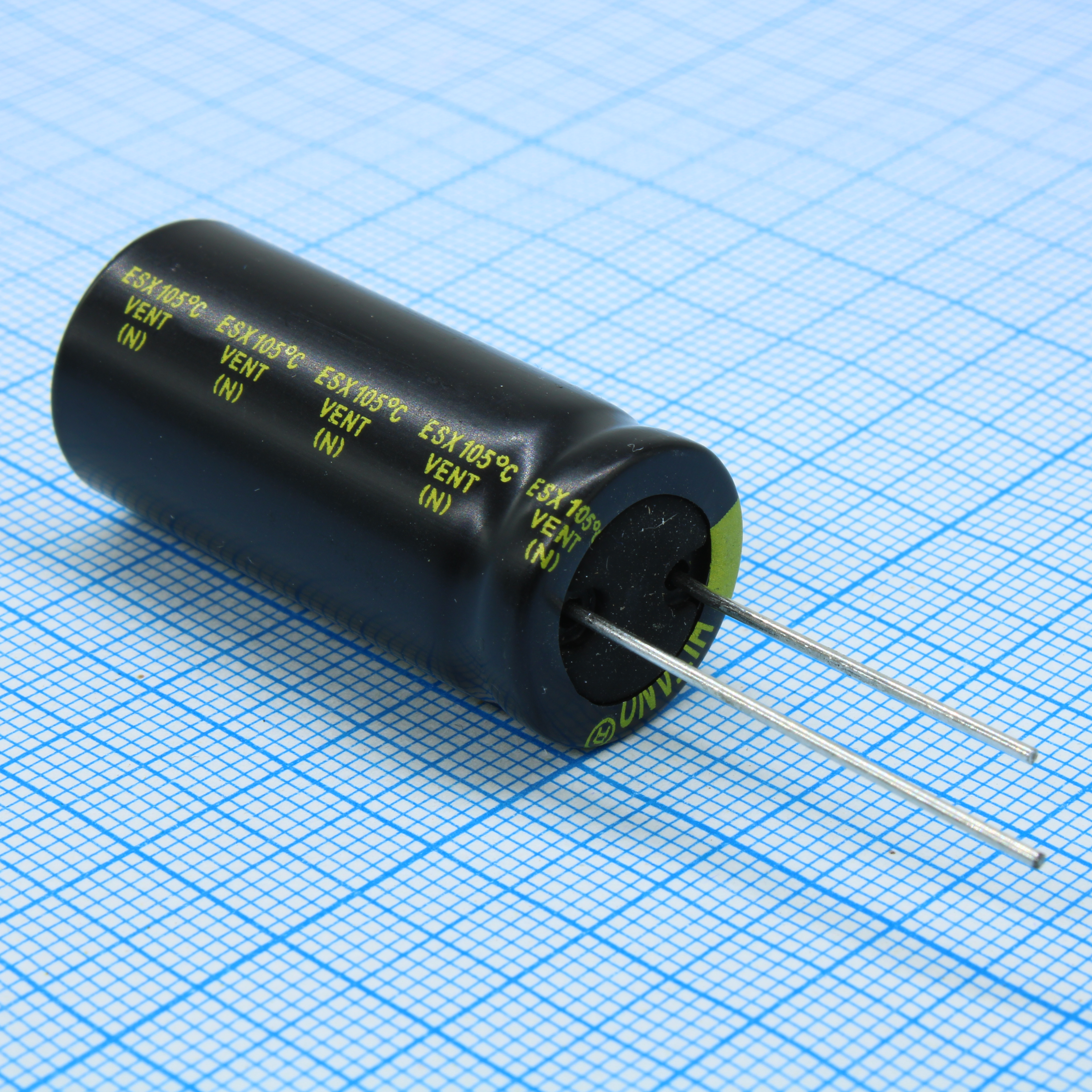 ESX102M63B - Конденсатор алюминиевый электролитический 1000мкФ 63В ±20% (16 X 35.5мм) радиальный 7.5мм 0.031Ом 2130мА 5000час 105°С россыпь