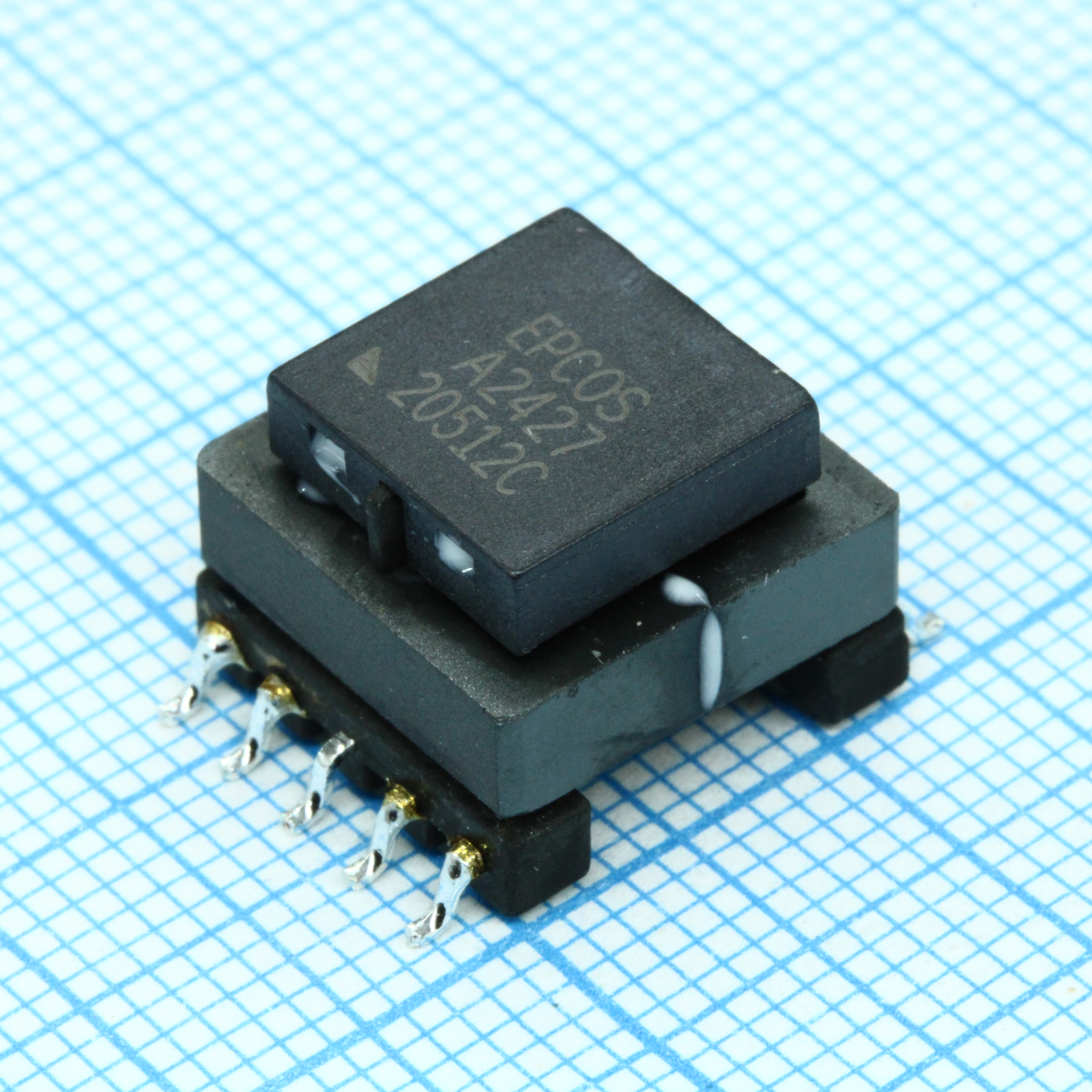 B78308A2427A003 - PLC трансформатор на сердечнике E13/7/4 SMD, 900 мкГн, напряжение изоляции 2 кВ.