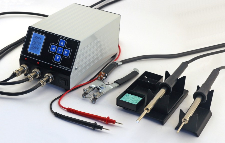 Паяльная станция Магистр Ц20-ТРИК-О-М 220В - Трехканальная паяльная станция Магистр Ц20-ТриК-О-М, 150Вт 220В с прозвонкой электрических цепей. Комплект поставки: блок управления, подставка М-1 и М-2 для паяльника. Инструменты заказываются отдельно.