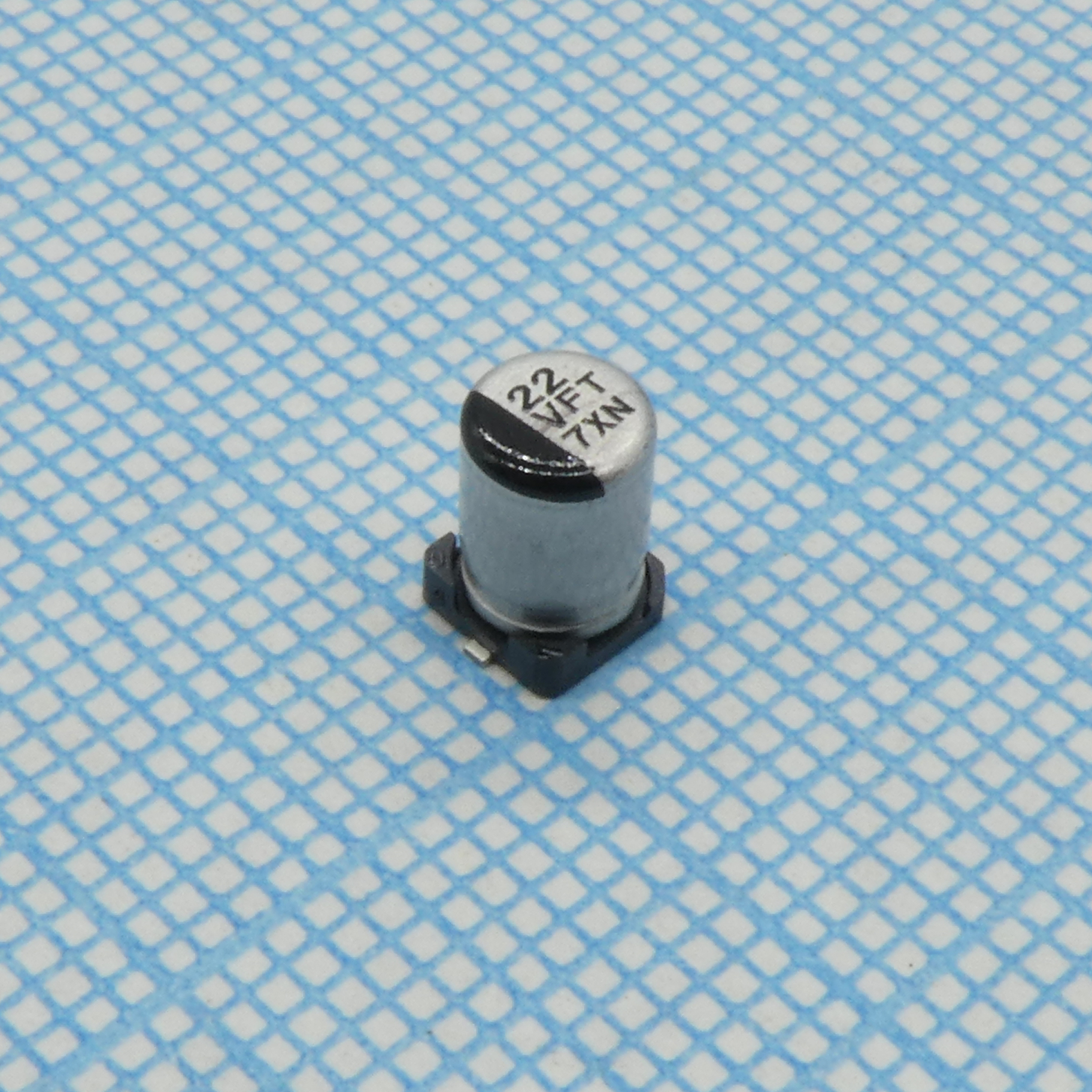 EEEFT1V220AR - Конденсатор алюминиевый электролитический 22мкФ 35В ±20% (4 X 5.8мм) для поверхностного монтажа 0.85 Ом 160мА 2000час 105°С автомобильного применения лента на катушке