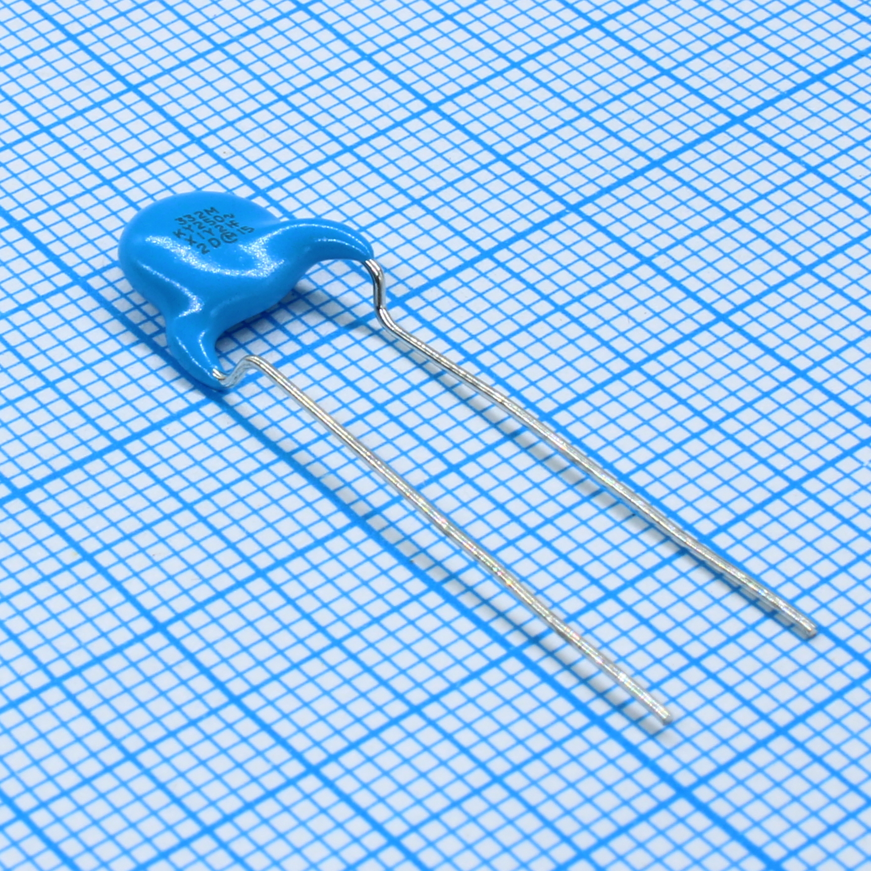 DE2E3KY332MA3BM02F - Конденсатор керамический помехоподавляющий радиальный X1/Y2 3300pF 250VAC E 20% (9 X 5mm) шаг 5mm 125C Bulk