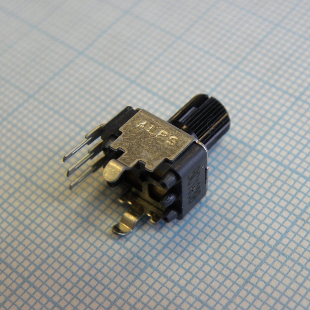 RK09K1130A8G - одиночный, 10К, линейная хар-ка (1B), пластмассовый вал с насечкой 15мм, вертикальный монтаж