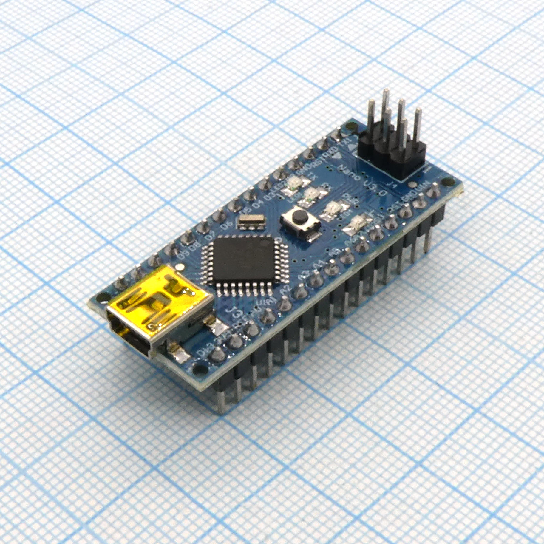 A06-Контроллер Arduino Nano - функциональный аналог Arduino Uno, но размещенный на миниатюрной плате. Arduino Nano удобно использовать в качестве встраиваемого модуля в свои устройства.