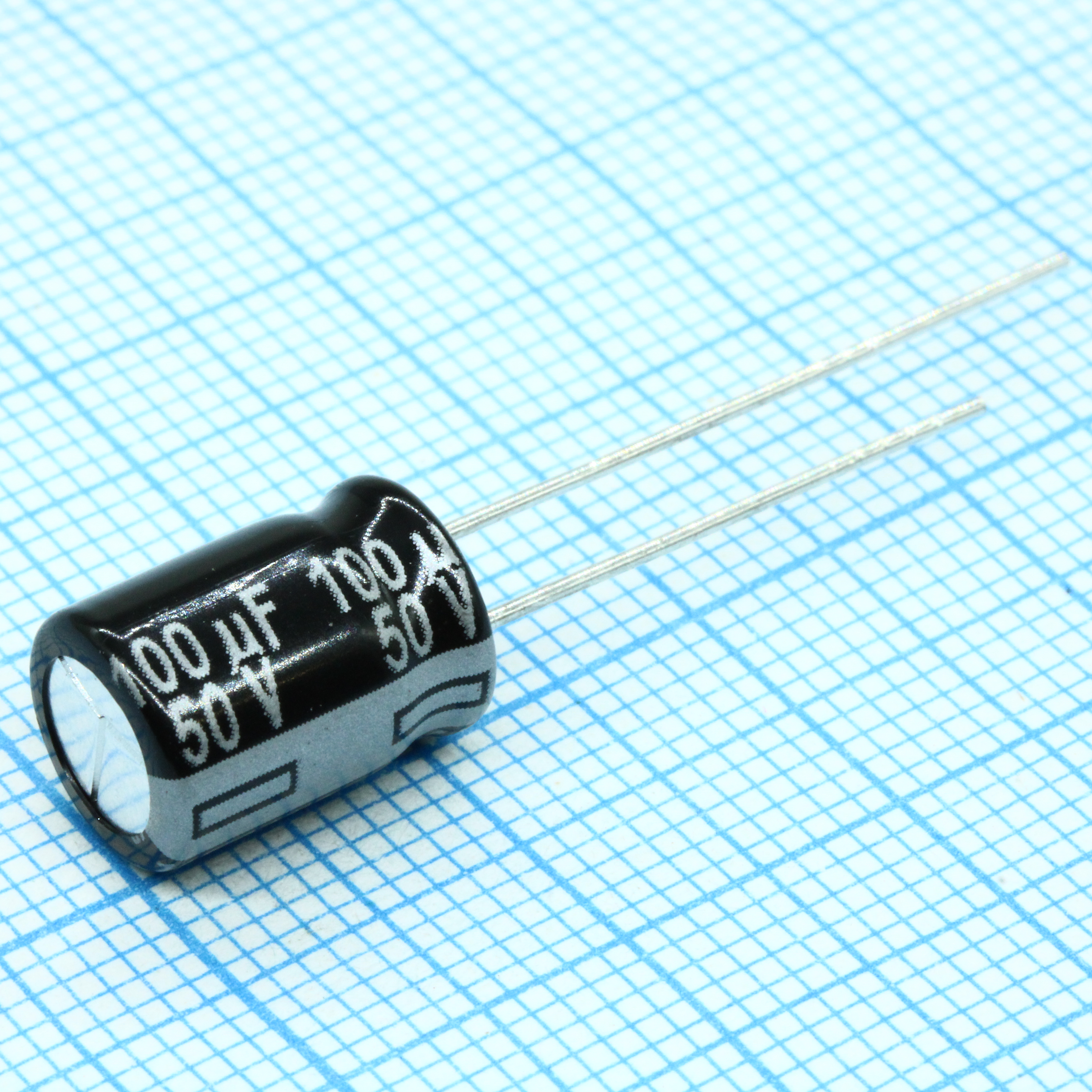 ECA1HHG101 - Конденсатор алюминиевый электролитический 100мкФ 50В  ±20% (8 х 11.5мм) радиальные выводы 3.5мм 180мА 1000час 105°С автомобильного применения россыпь