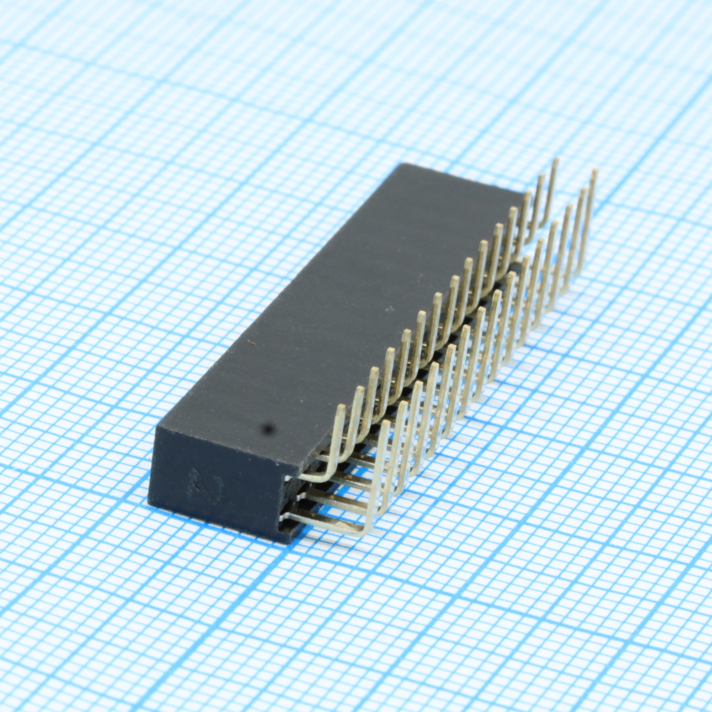 DS1024-2X15R2 - Гнездо на плату угловое 2x15 конт., шаг 2.54 мм., длина 8.5мм