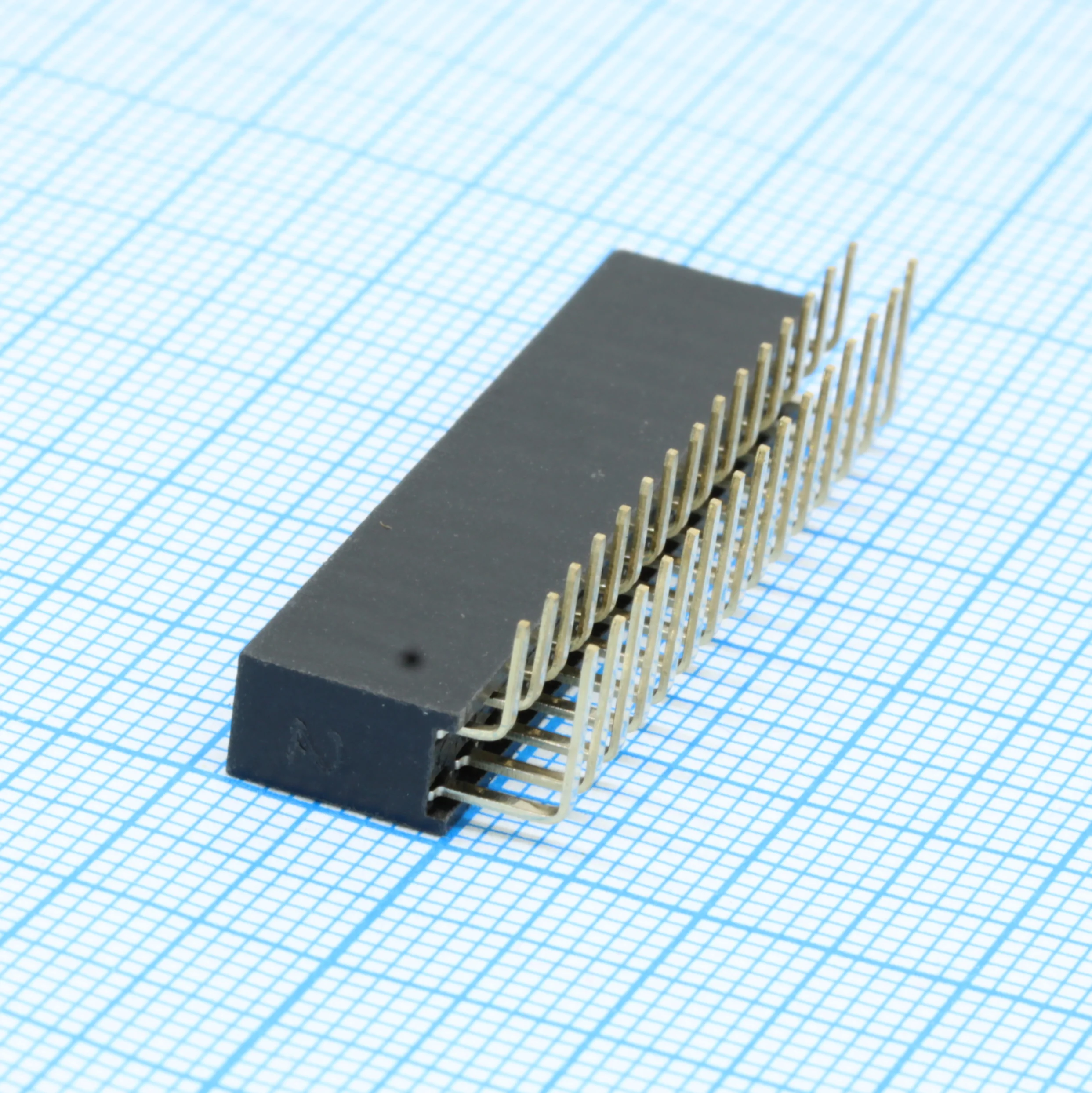 DS1024-2X15R2 - Гнездо на плату угловое 2x15 конт., шаг 2.54 мм., длина 8.5мм