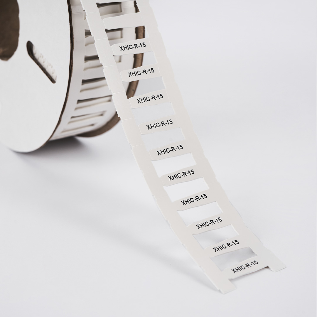 Маркер для контейнеров XHIC-R-15-4,6х0,4-W - Маркер для конейнеров CHL, STC, DMP, форма маркера: усечённый ромб, высота 4,6 мм, длина 15 мм, цвет белый, для принтера: RT200, RT230, в упаковке 1800 маркеров