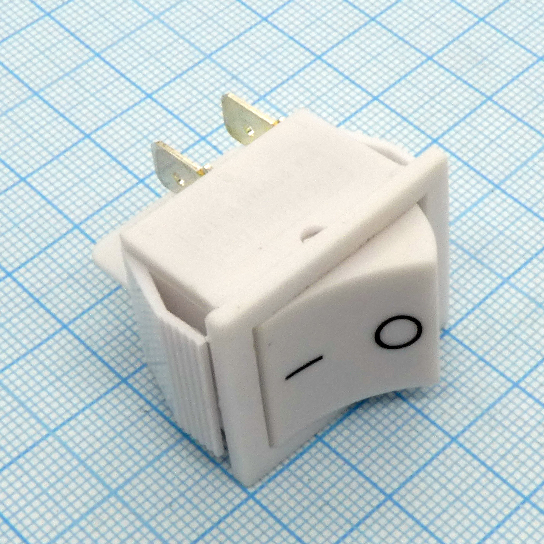 DS KCD2-201W OFF-ON - 2 положения, 2 группы на замыкание, белый корпус белая клавиша