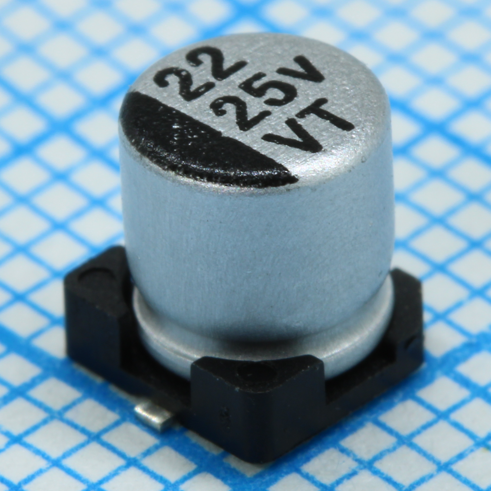 VT220M1EBKJ0505VBK - Конденсатор алюминиевый  электролитический 22мкФ 25В ±20% (5 X 5.4мм) для поверхностного монтажа 32мА 2000час 105°С лента на катушке