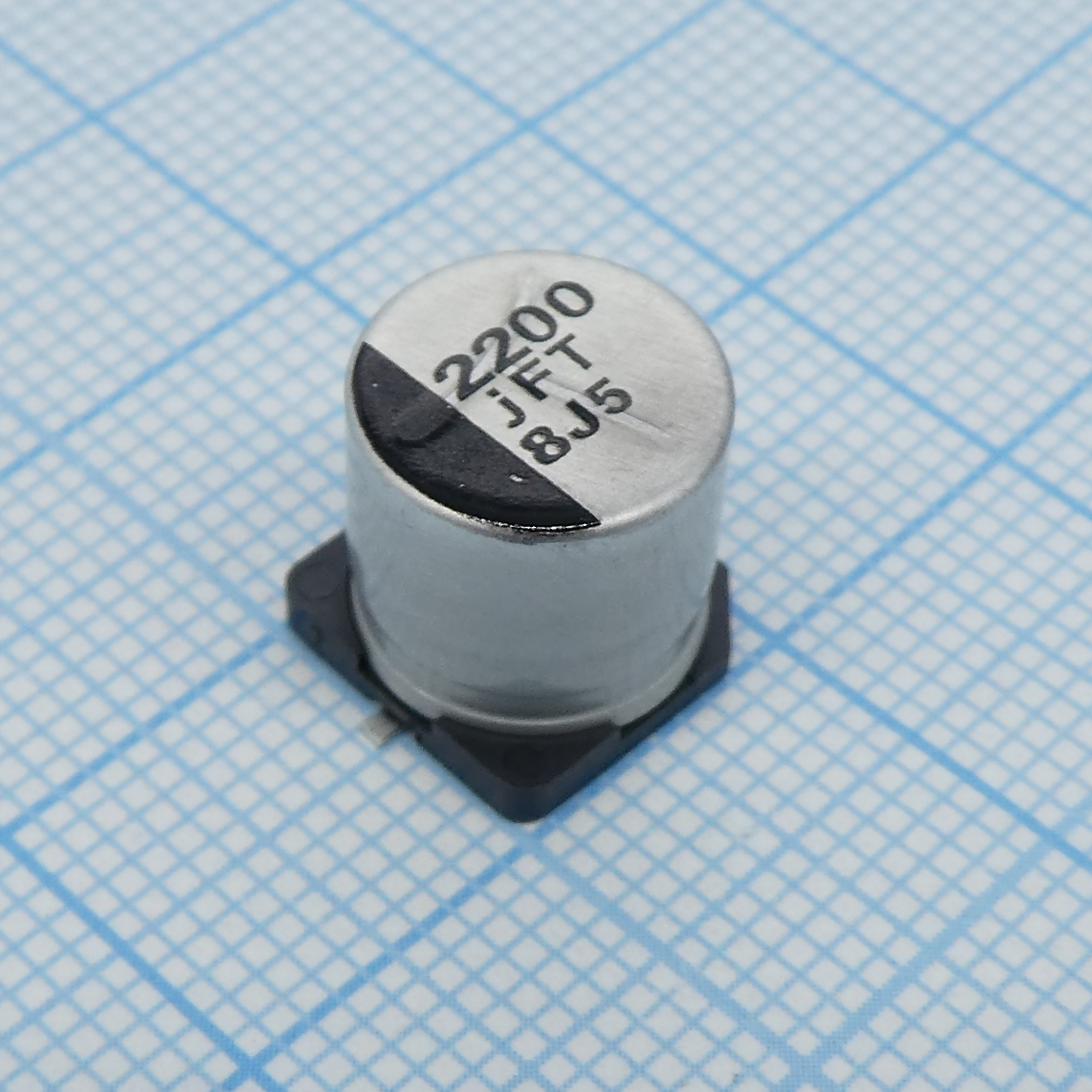 EEEFT0J222AP - Конденсатор алюминиевый электролитический 2200мкФ 6.3В ±20% (10 X 10.2мм) для поверхностного монтажа 0.06 Ом 1190мА 2000час 105°С автомобильного применения лента на катушке