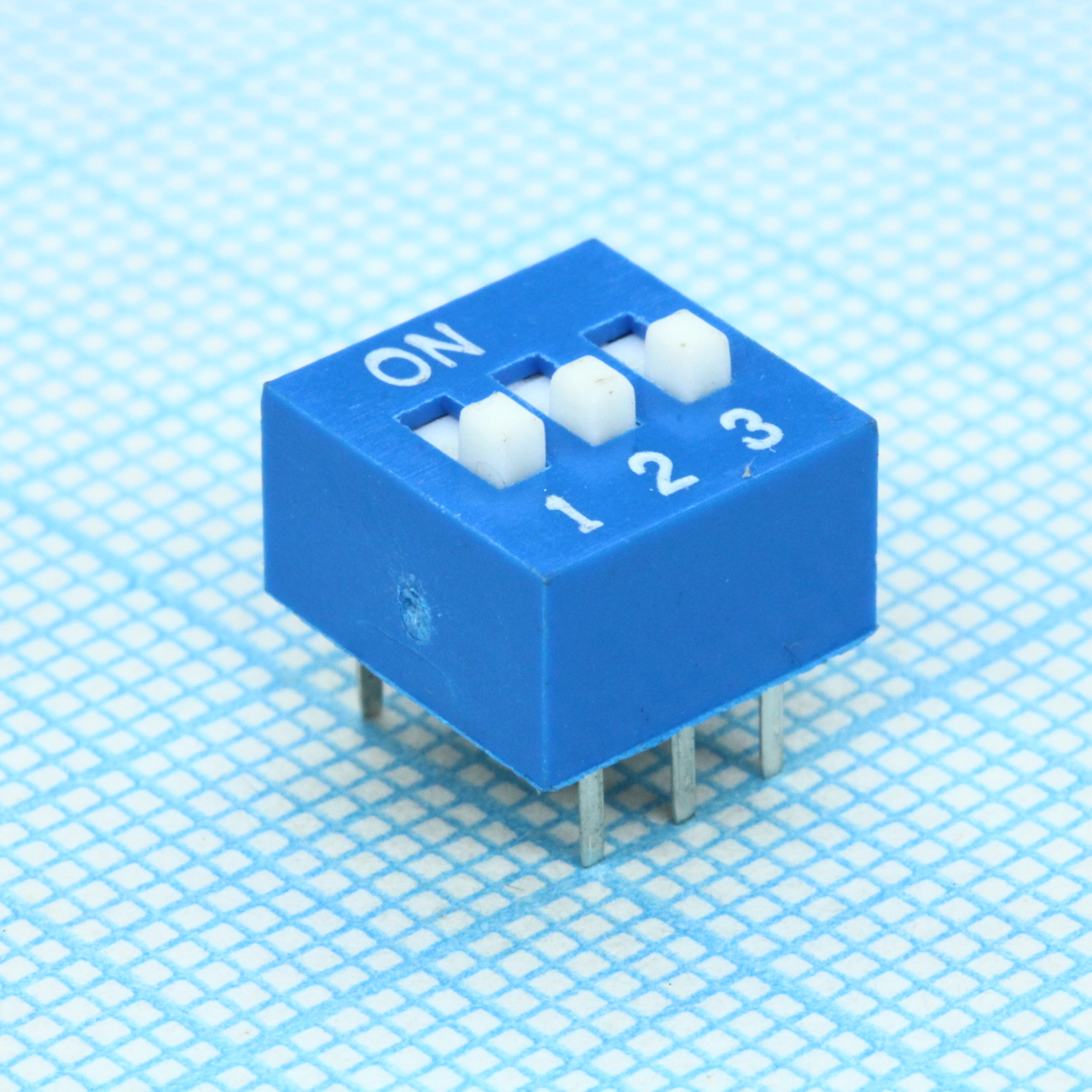L-KLS7-DST-03-B-00 - DIP-переключатель 3 группы синий монтаж в отверстие шаг 2.54мм 0.025A 24В с выступающим движком