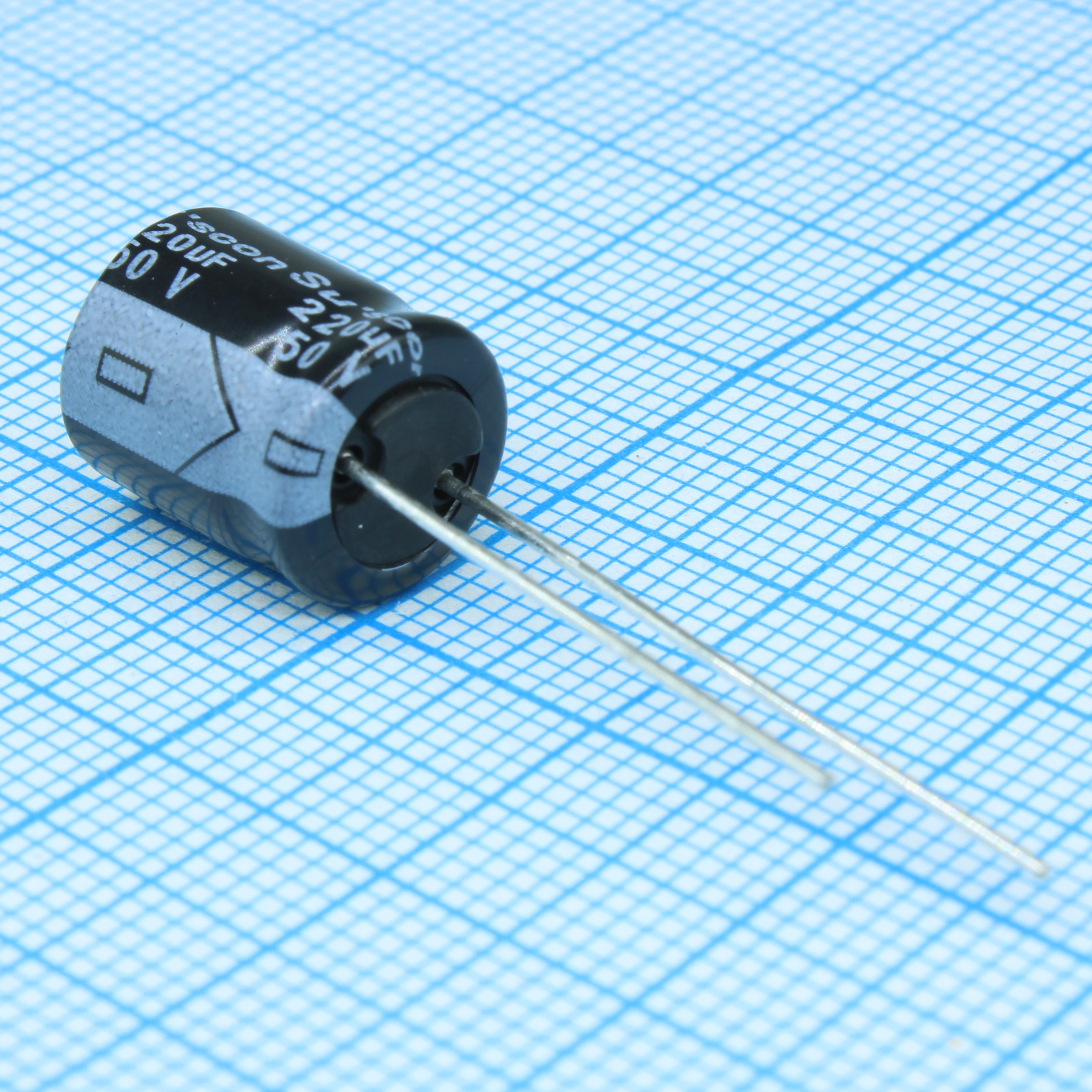 SK050M221G12TKKKS00R - Конденсатор алюминиевый электролитический радиальный 220мкФ 50В ±20% 10*12 P:5мм 363мА 2000ч 105C