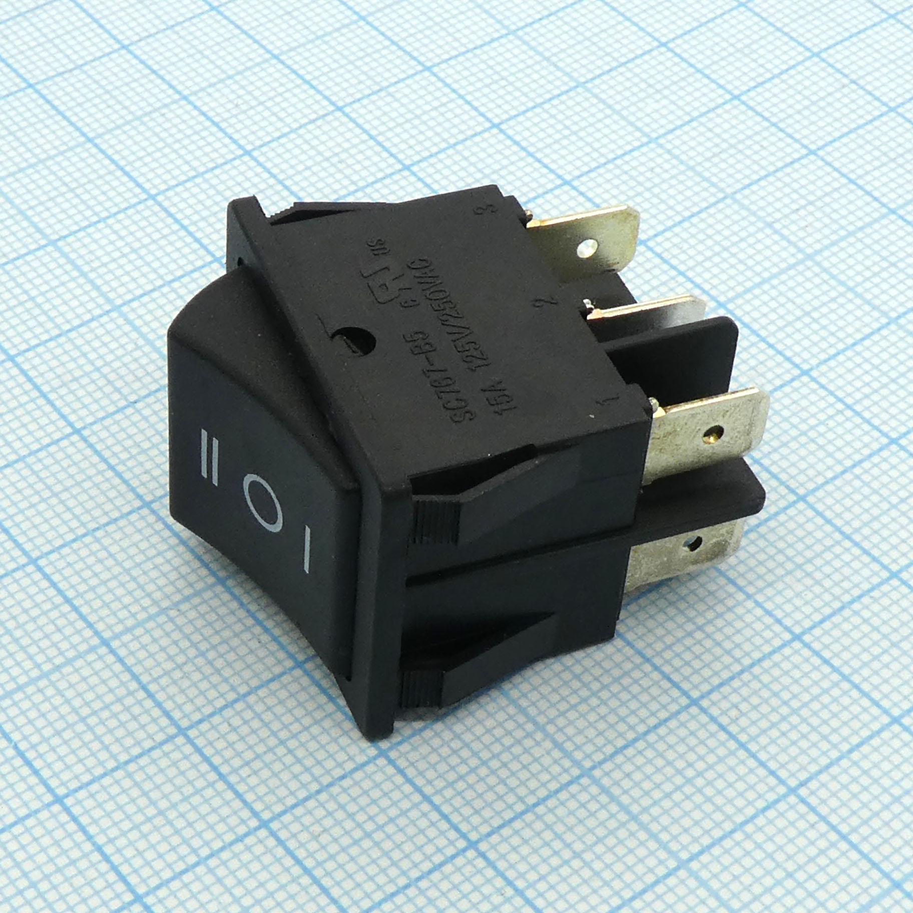 DS SC-767 ON-OFF-ON - клавишный переключатель, 3 положения клавиши, 2 переключающих группы(6 контактов) 250V/16A AC без фиксации в крайних положениях