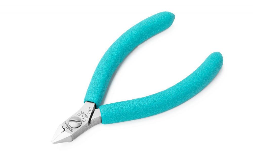 776E - Абсолютно плоский срез, высококачественная инструментальная сталь, электростатически безопасны. Миниатюрные режущие стороны. Очень тонкая облегченная головка позволяет получить максимальный доступ к выводам. Перекусывает: проволока средней жесткост