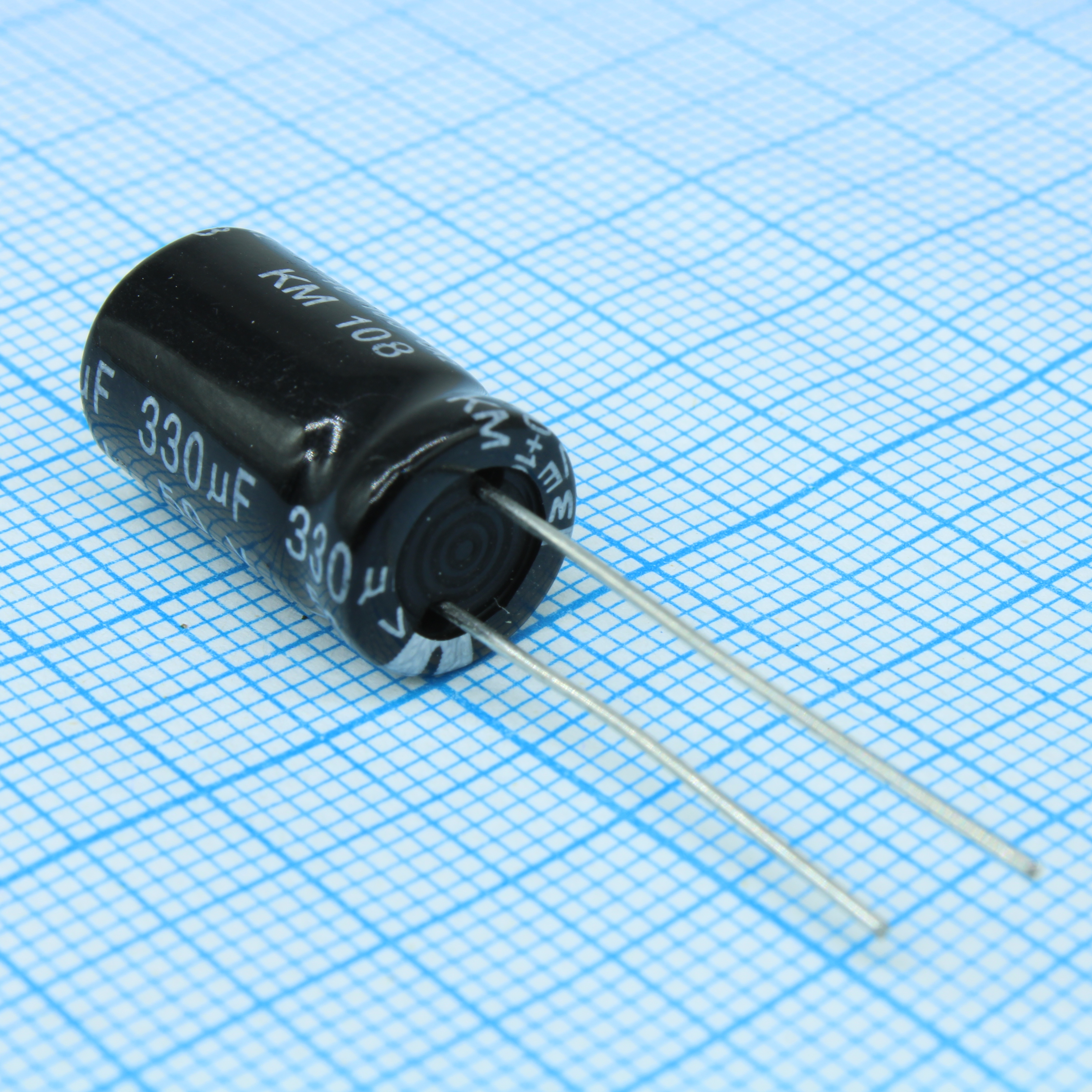 KM100M2WBKJ1017VBK - Конденсатор алюминиевый электролитический 10мкФ 450В ±20% (10х17мм) радиальный 5мм 85мА 2000часов 105°C россыпь