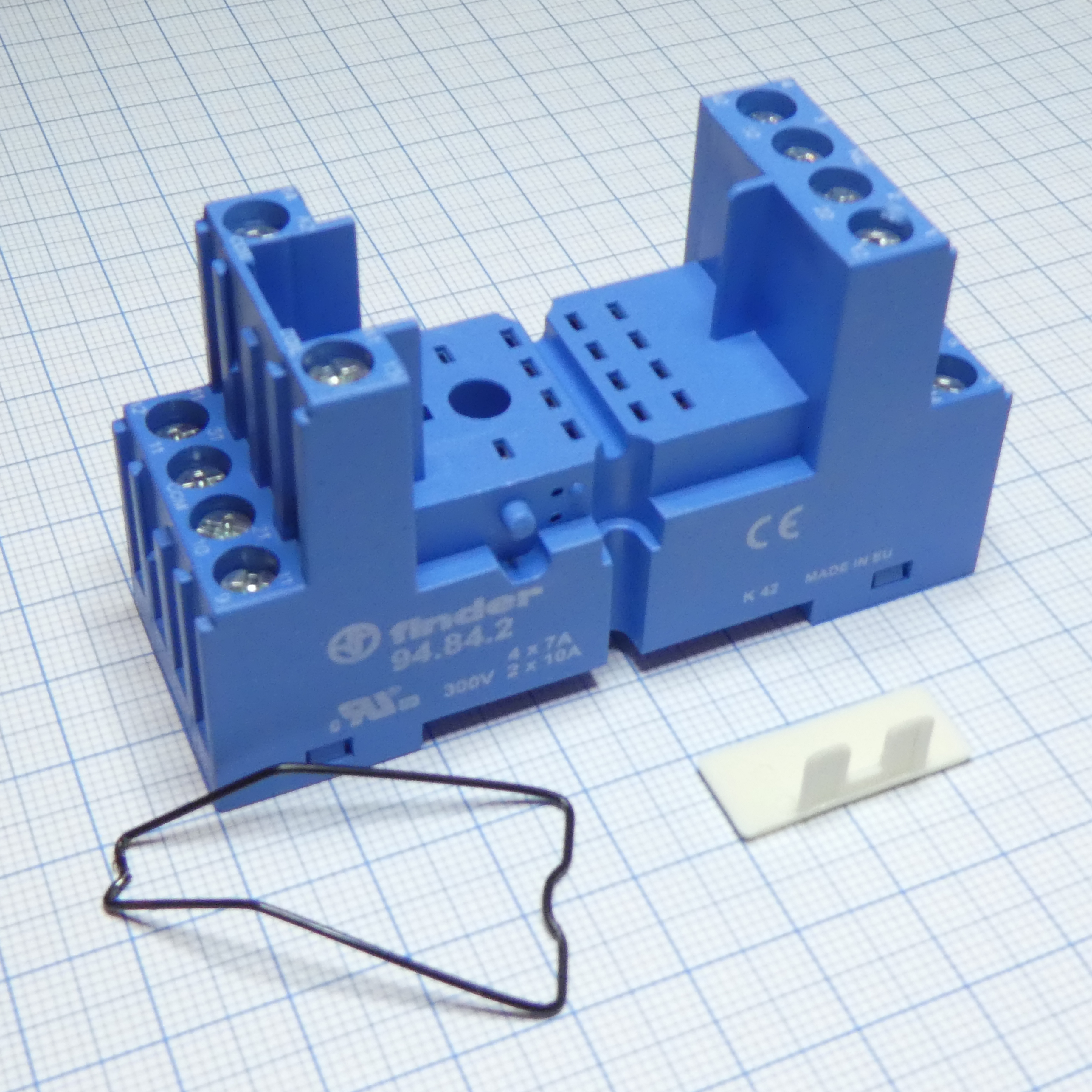 94.84.2SMA - Розетка с винтовыми клеммами (с зажимной клетью) для реле 55.32, 55.34, таймера 85.02, 85.04; применяются модули 99.80; в комплекте металлическая клипса 094.71; версия: синий цвет