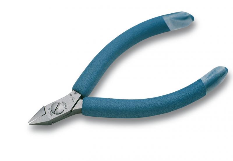 622NA - Плоский срез, высококачественная инструментальная сталь, электростатически безопасны. Миниатюрные режущие стороны. Очень тонкая облегченная головка позволяет получить максимальный доступ к выводам. Перекусывает: проволока средней жесткости – 0,6 м