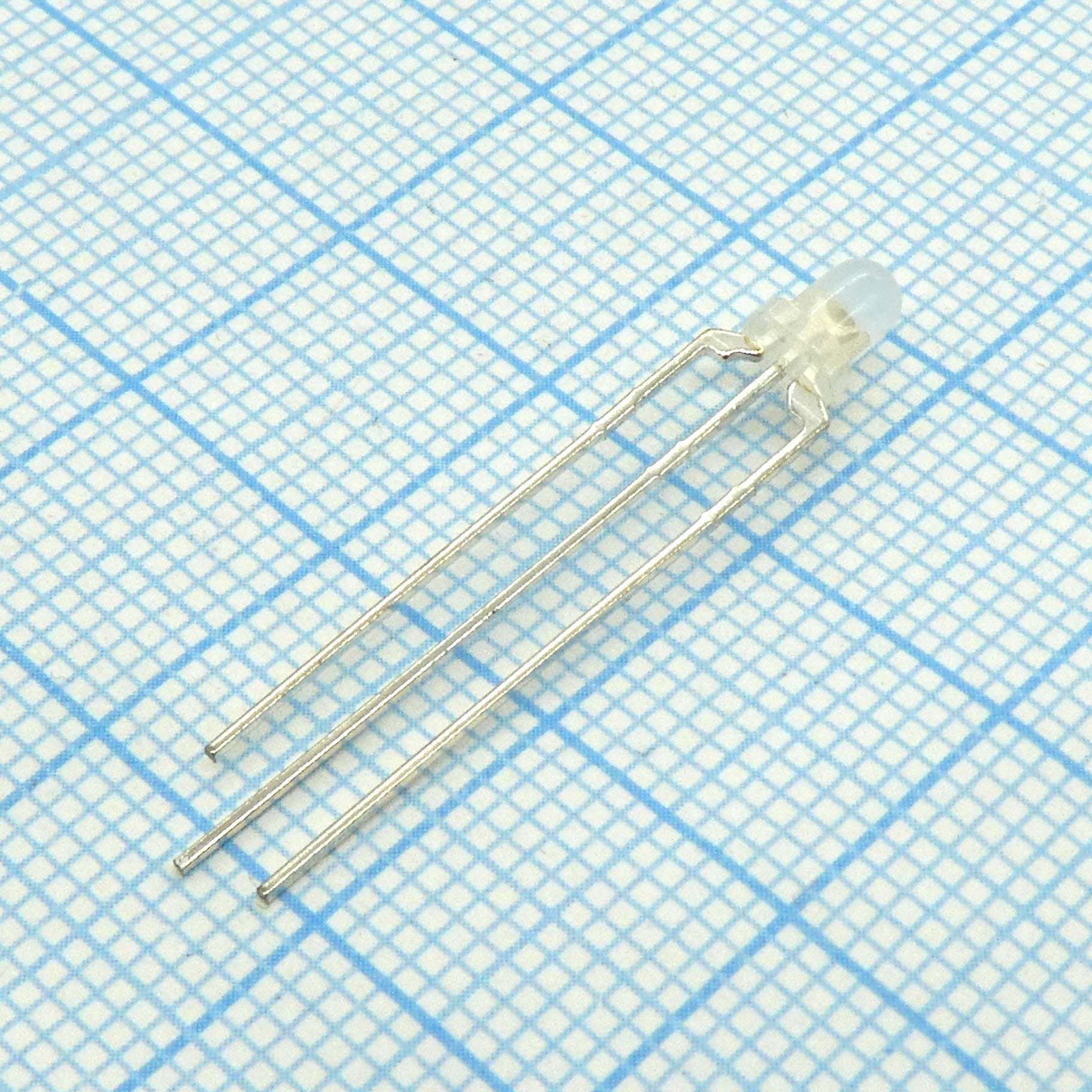 L-115WEGW - Светодиод 3мм/красный/625нм/10-40мкд/ - зеленый/568нм/10-35мкд/белый матовый/60°