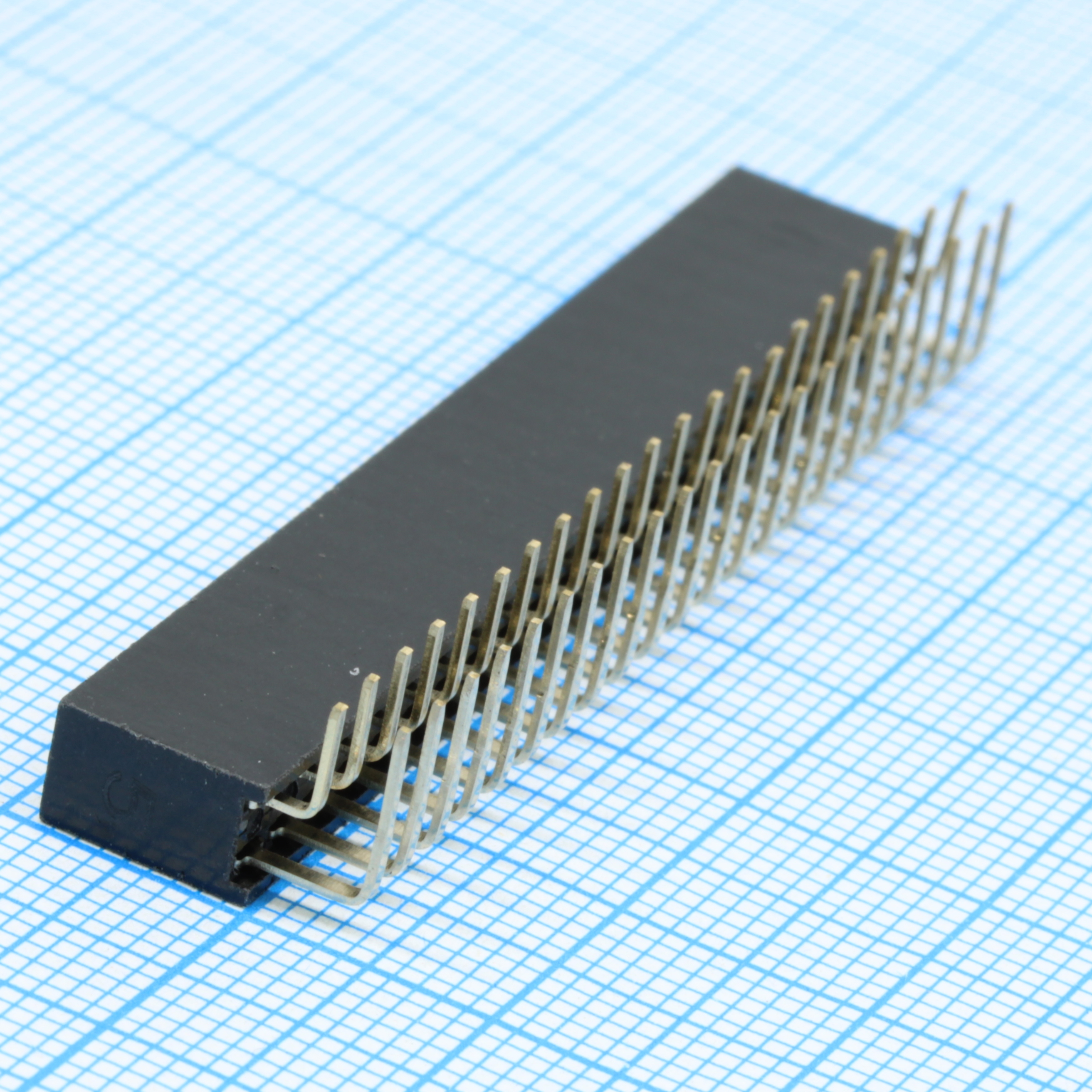 DS1024-2X22R2 - Гнездо на плату угловое 2x22 конт., шаг 2.54 мм., длина 8.5мм.