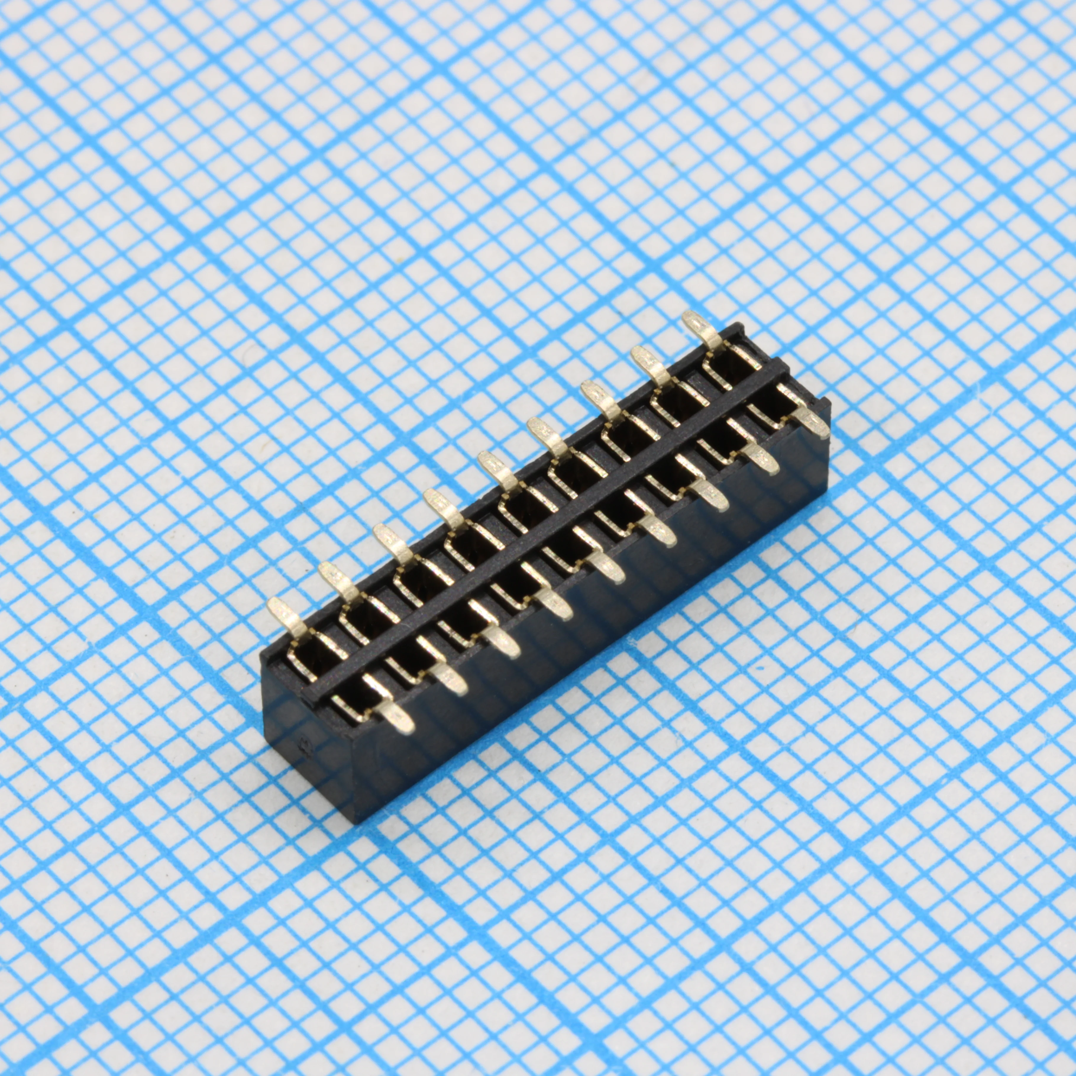DS1026-09-2X9S8BSXBX - гнездо на плату 2 ряда по 9 контактов шаг 2мм smd