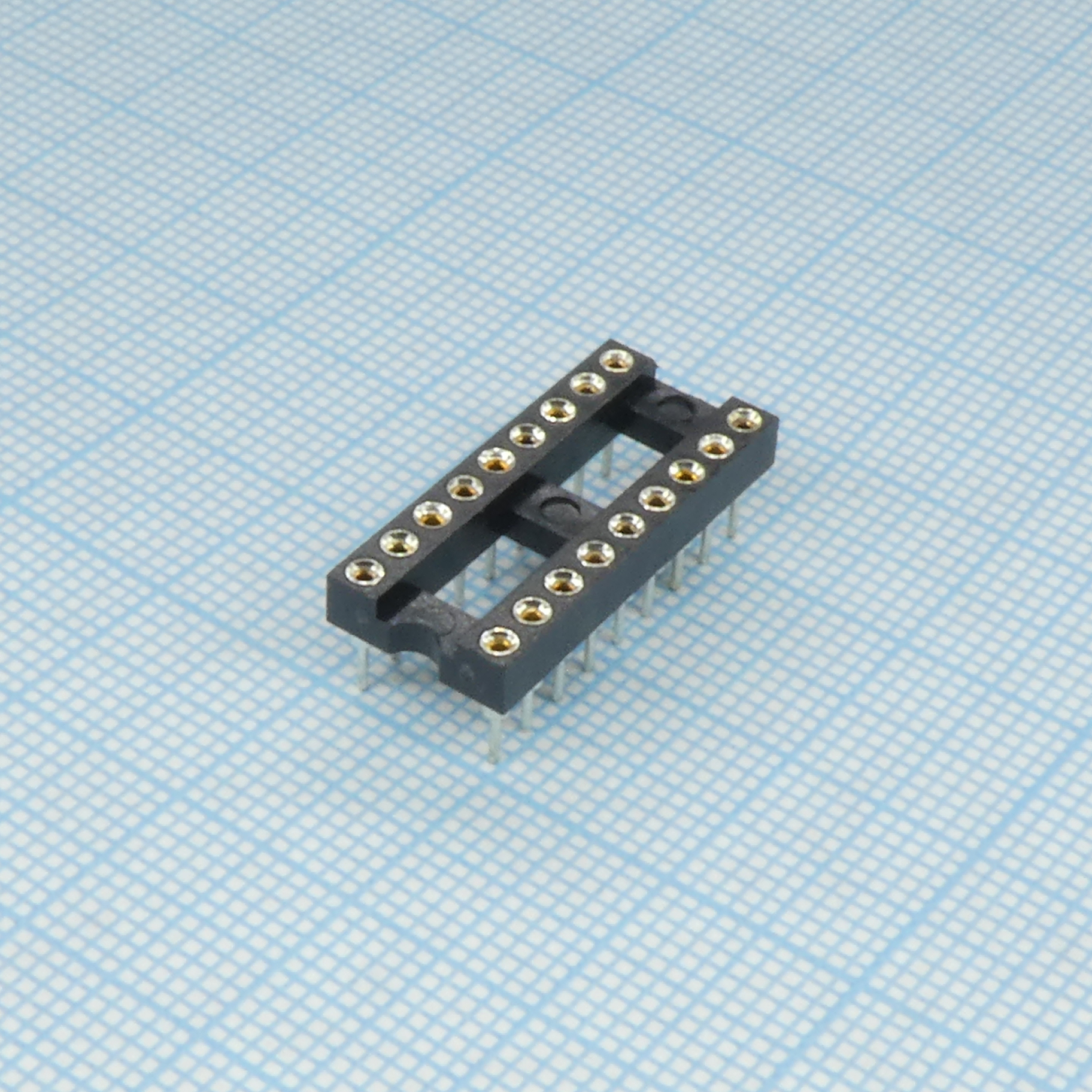 DS1001-01-18BT1NSF6S - DIP-панель цанговая под микросхему 18pin, шаг 2.54мм, ширина 7.62мм, 3А, -40 +105С