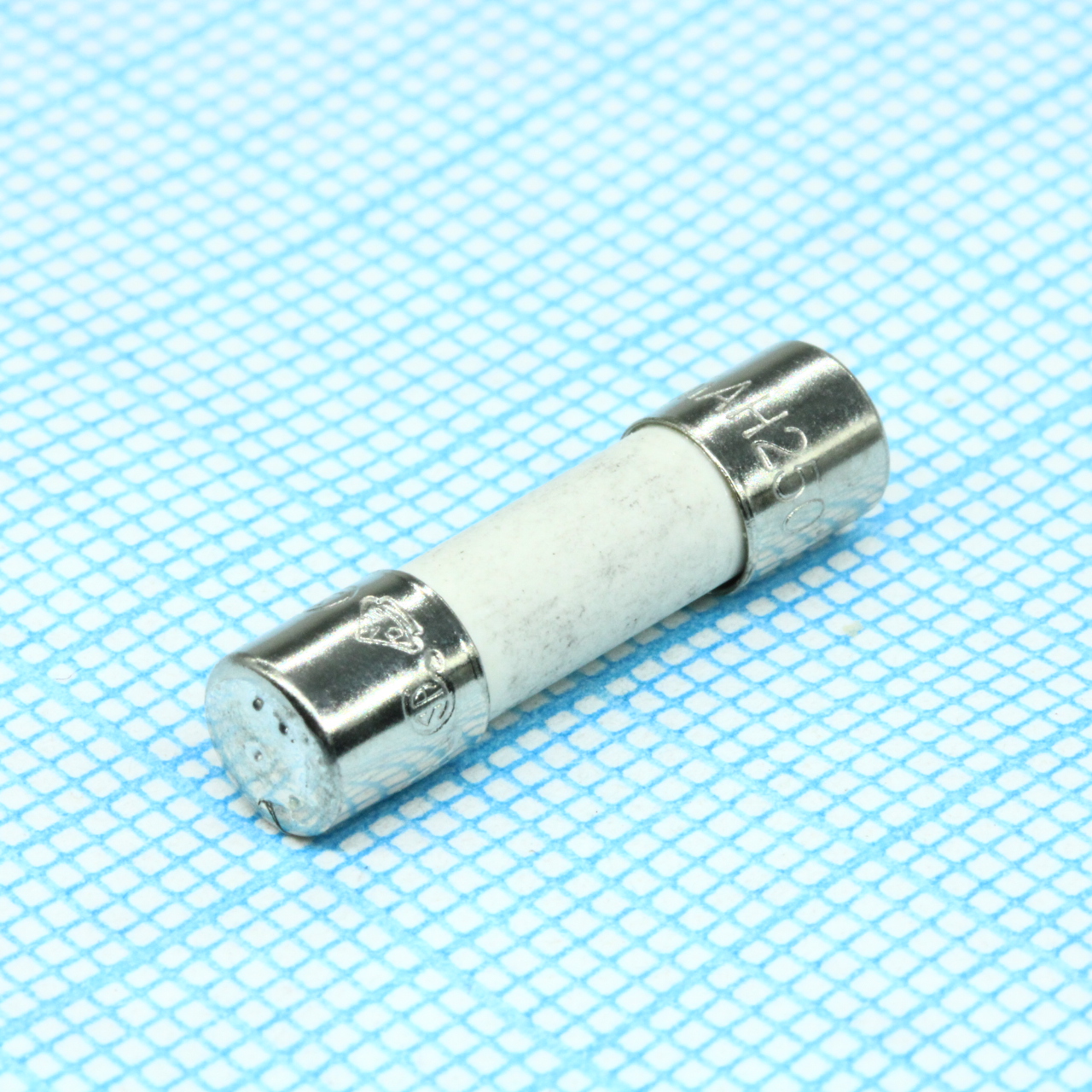 0216.500MXP - Миниатюрный быстродействующий предохранитель 0.5А 250В 5X20мм в керамическом корпусе россыпь