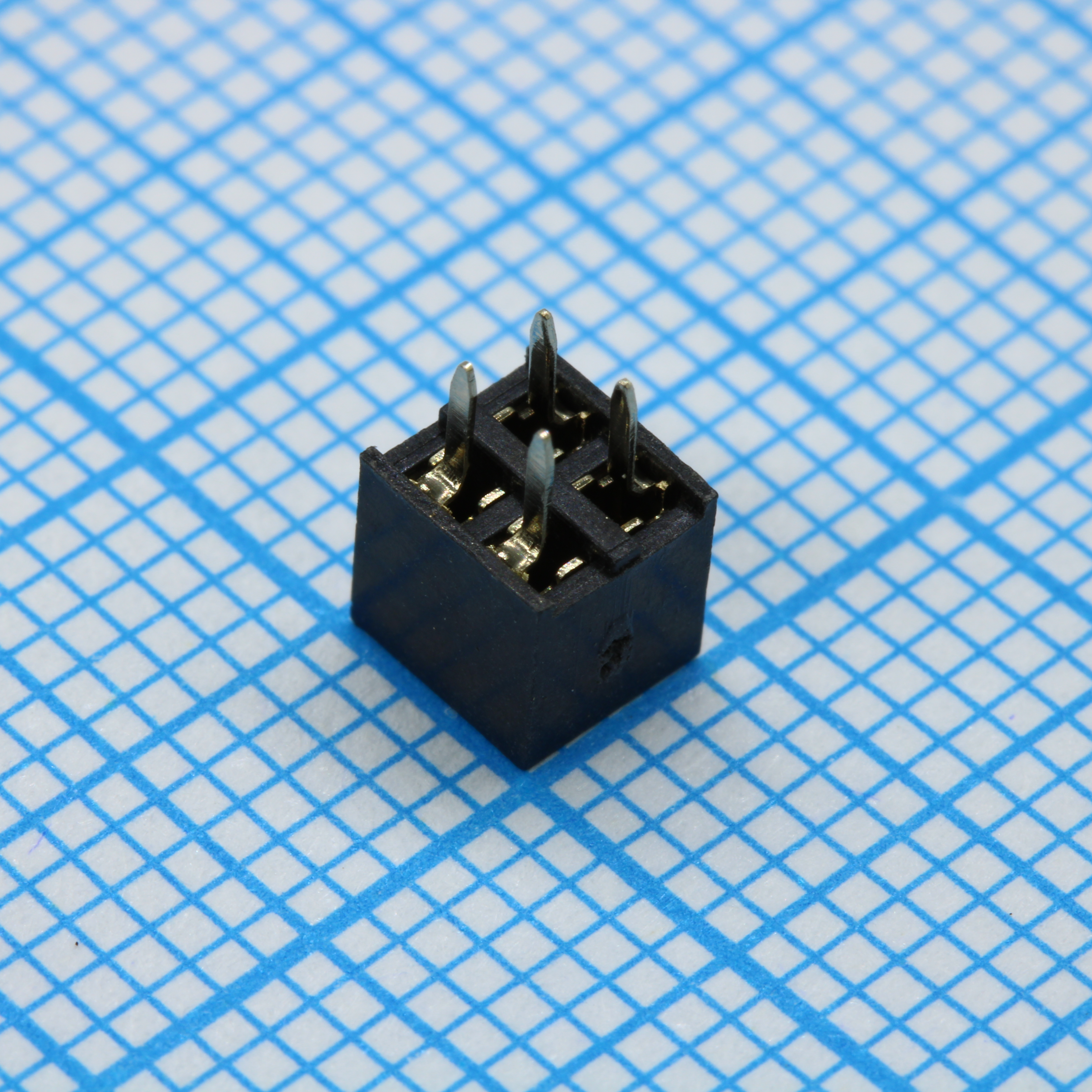 DS1026-06-2X2S8BV - Гнездо на плату 2x2 конт., шаг 2.00мм, высота 4.3мм ширина 4.1мм, позолоч.