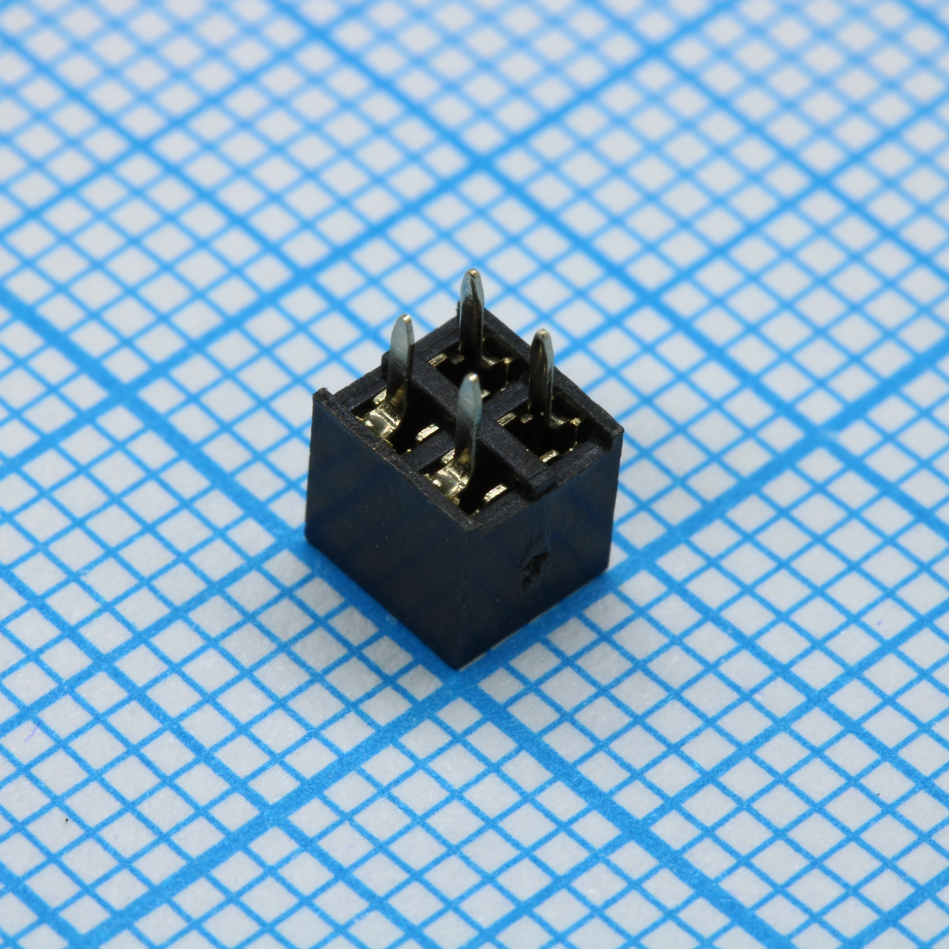 DS1026-06-2X2S8BV - Гнездо на плату 2x2 конт., шаг 2.00мм, высота 4.3мм ширина 4.1мм, позолоч.