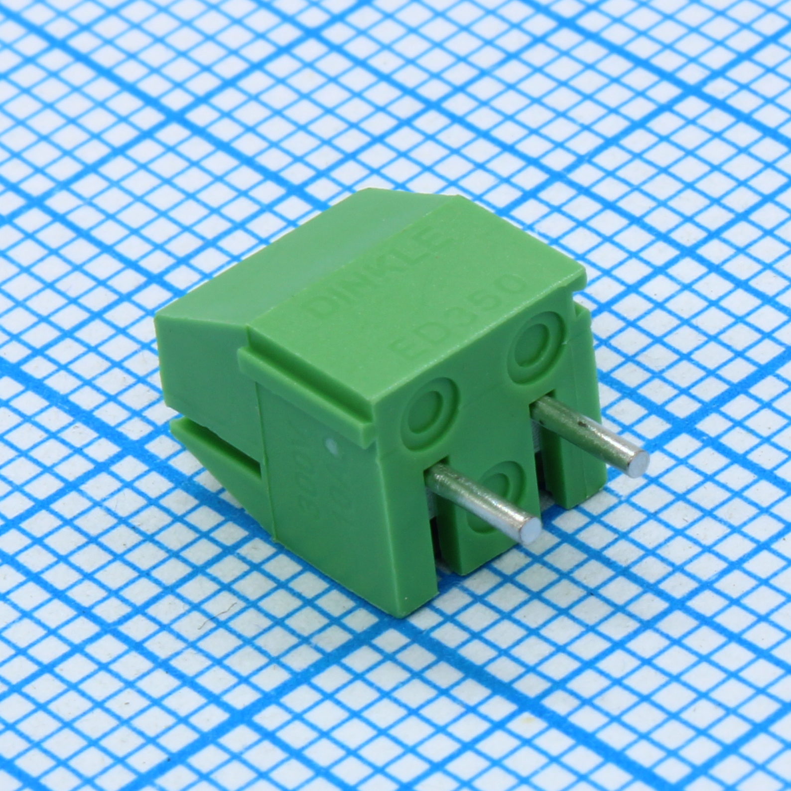 ED350V-02P - Клеммник 2 конт. шаг 3.50 мм модульный, вертик. на плату, H = 8.4 мм, пров. 24-16AWG/ до 1.5 кв.мм, до 300В/10А, зеленый изол.  (аналог DG350-3.5-02P-14*/ MA212-350M02*)