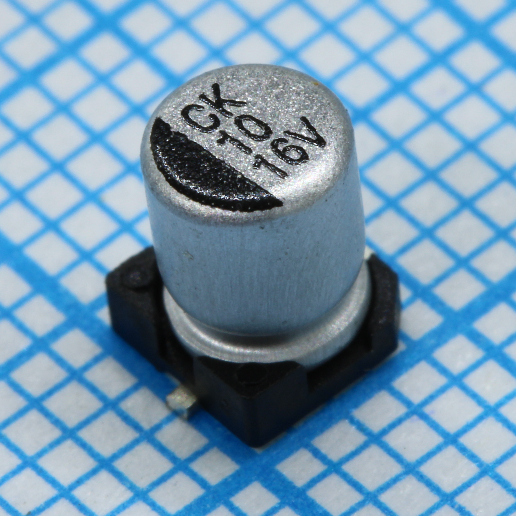 JCK1C100M040054 - Конденсатор алюминиевый электролитический 10мкФ 16В ±20% (4х5.4мм) SMD 18мА 2000часов 85°С лента на катушке