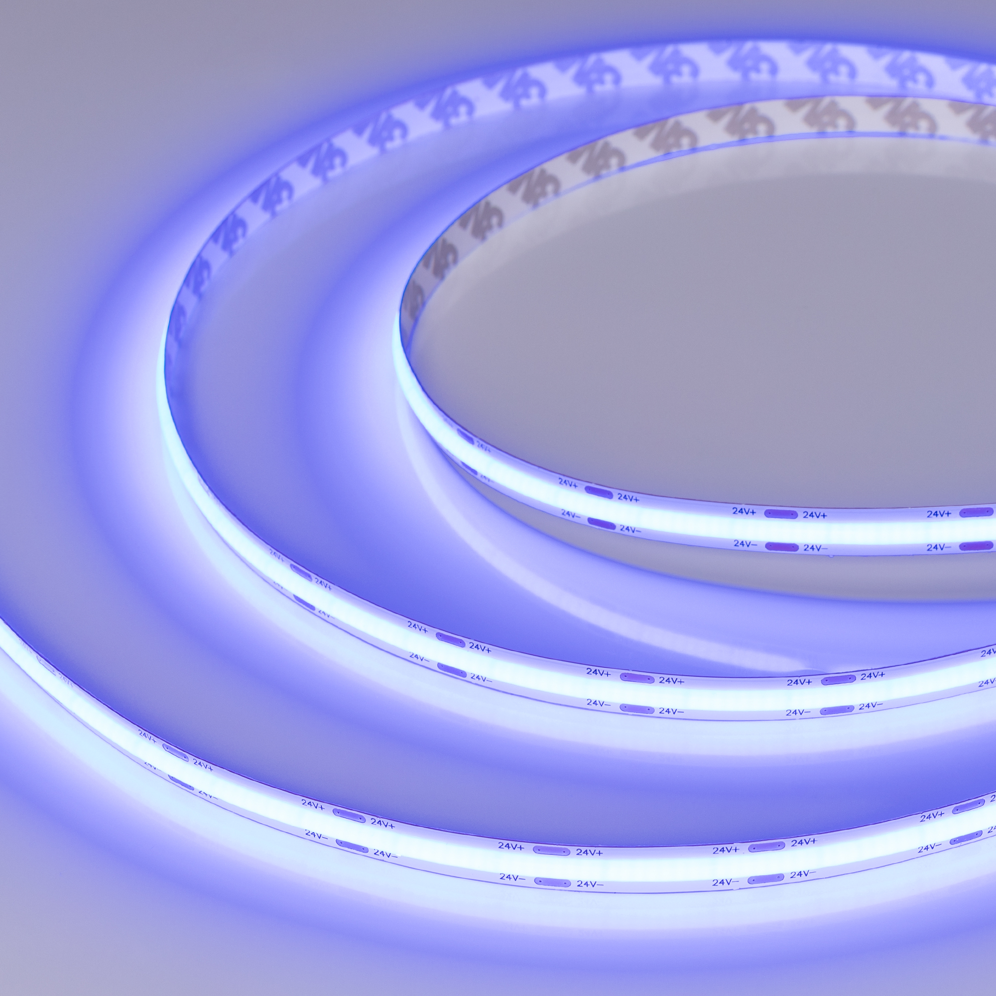 Лента COB-X544-8mm 24V Blue (11.5 W/m, IP20, CSP, 5m) 032175(2) - Светодиодная лента COB-X544 сплошной засветки без видимых светодиодов, открытая. Светодиоды CSP, 544 шт/м (2720 шт на 5 м), белая плата, ширина 8 мм, скотч 3M. Цвет свечения СИНИЙ, угол 140