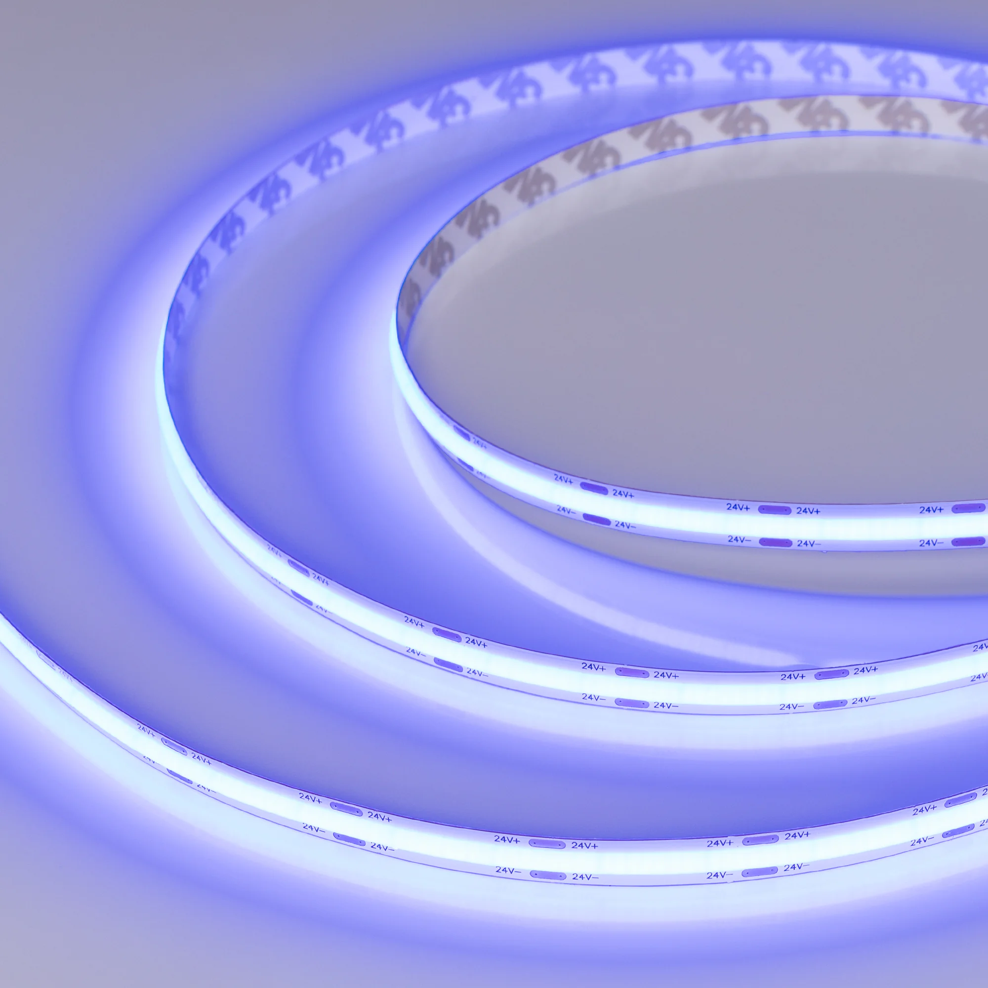 Лента COB-X544-8mm 24V Blue (11.5 W/m, IP20, CSP, 5m) 032175(2) - Светодиодная лента COB-X544 сплошной засветки без видимых светодиодов, открытая. Светодиоды CSP, 544 шт/м (2720 шт на 5 м), белая плата, ширина 8 мм, скотч 3M. Цвет свечения СИНИЙ, угол 140