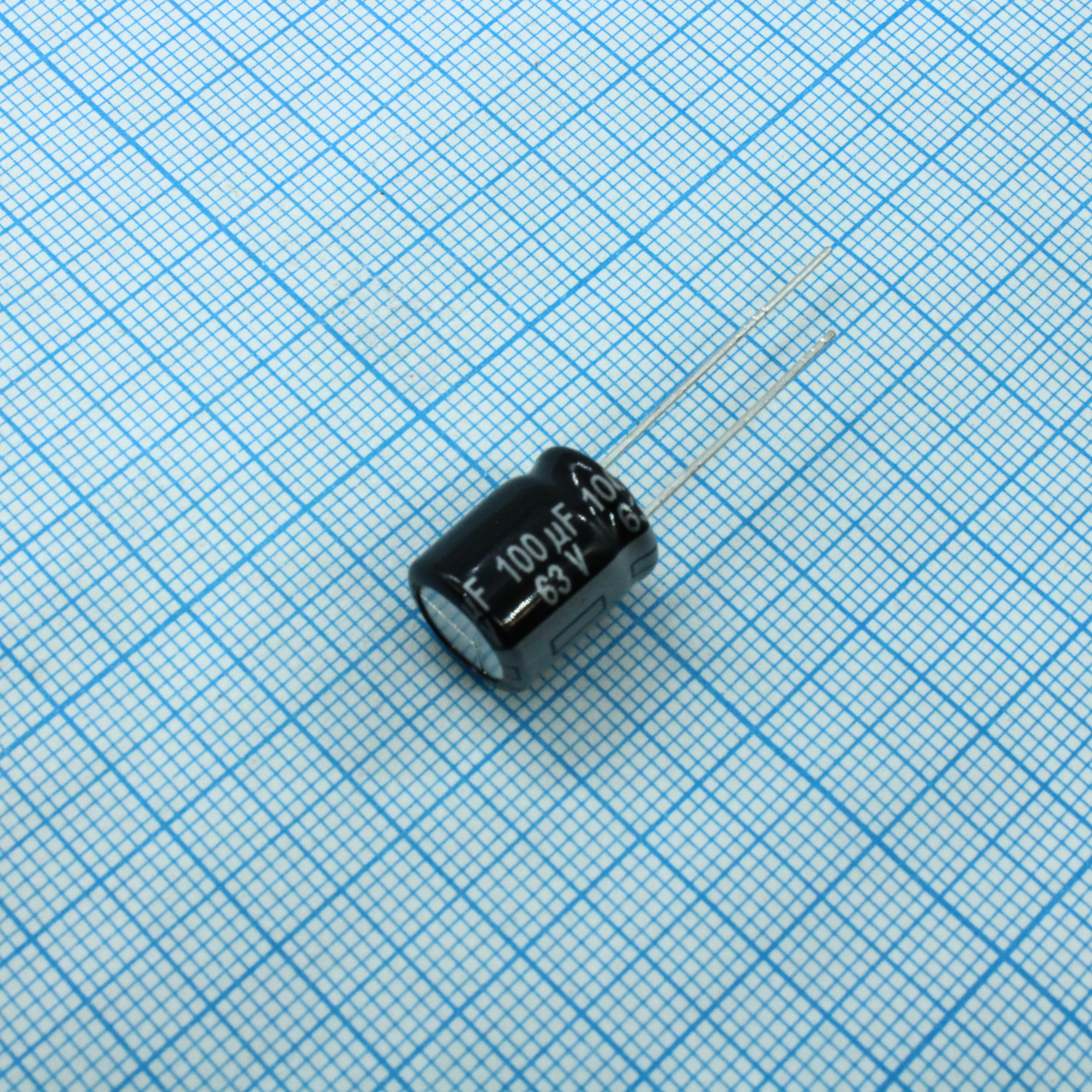 ECA1JHG101 - Конденсатор алюминиевый электролитический 100мкФ 63В  ±20% (10 х 12.5мм) радиальные выводы 5мм 215мА 2000час 105°С автомобильного применения россыпь