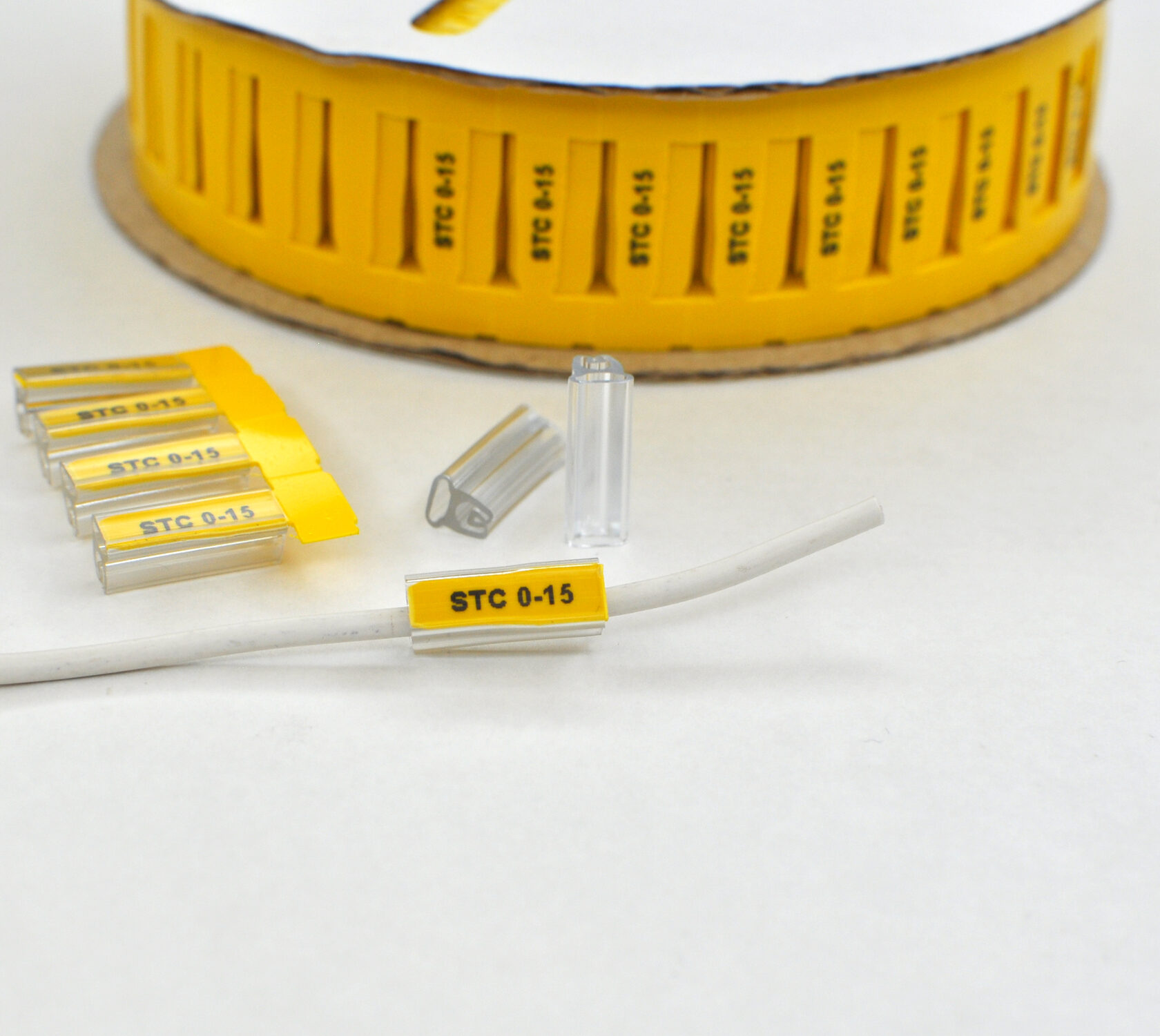 Держатель маркера STC-0-15 - Контейнер для маркера, нанизываемый на кабель, длина 15 мм, диаметр провода 0,2 - 0,75 мм, в упаковке 1000 держателей для установки маркера HIC