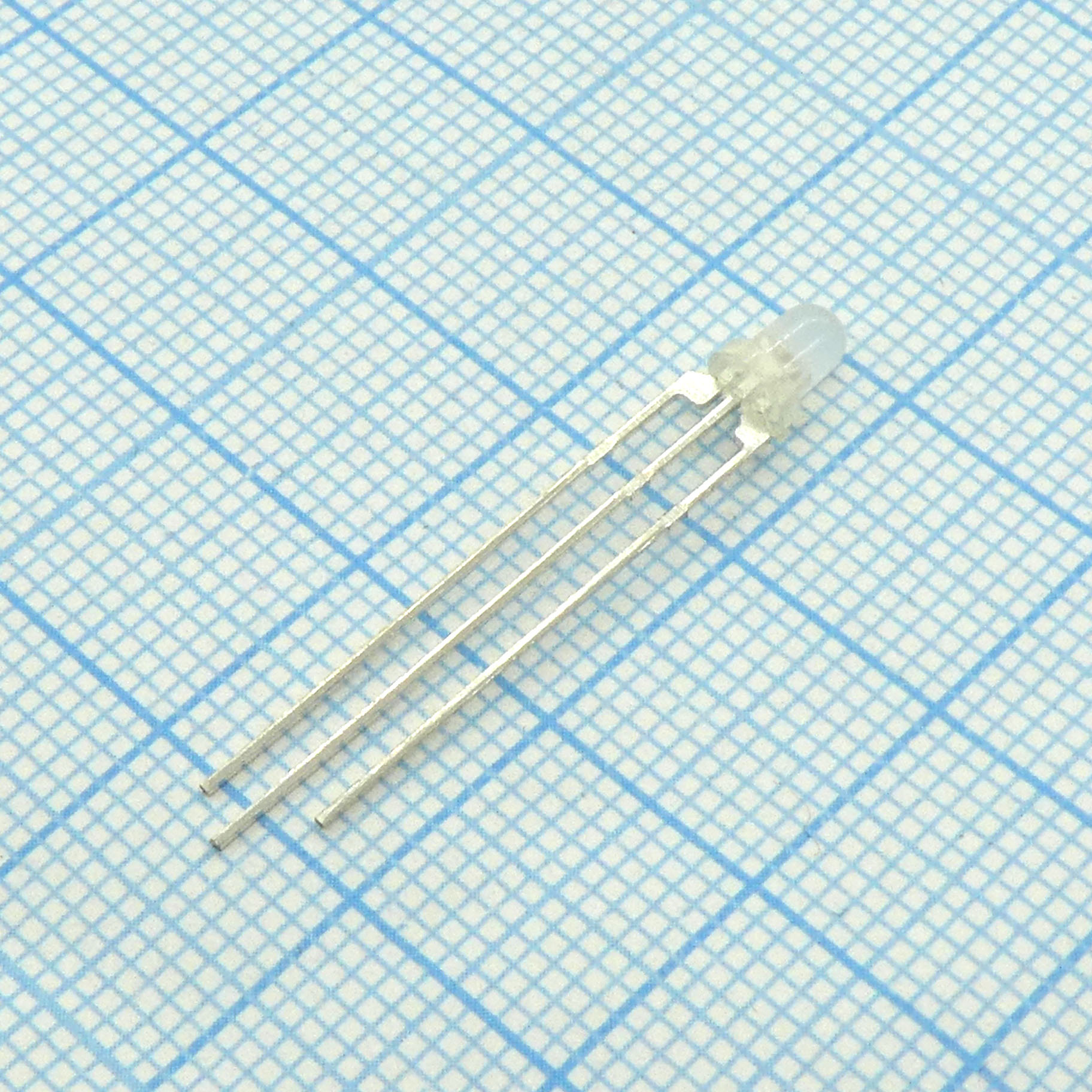 L-115VGYW - Светодиод 3мм/зеленый/568нм/12-30мкд/ - желтый/588нм/8-15мкд/белый матовый/60°