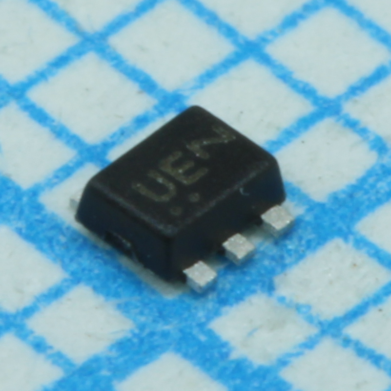 EMC4DXV5T1G - Цифровые биполярные транзисторы NPN+PNP 50В 100мА 5-Pin SOT-553 лента на катушке