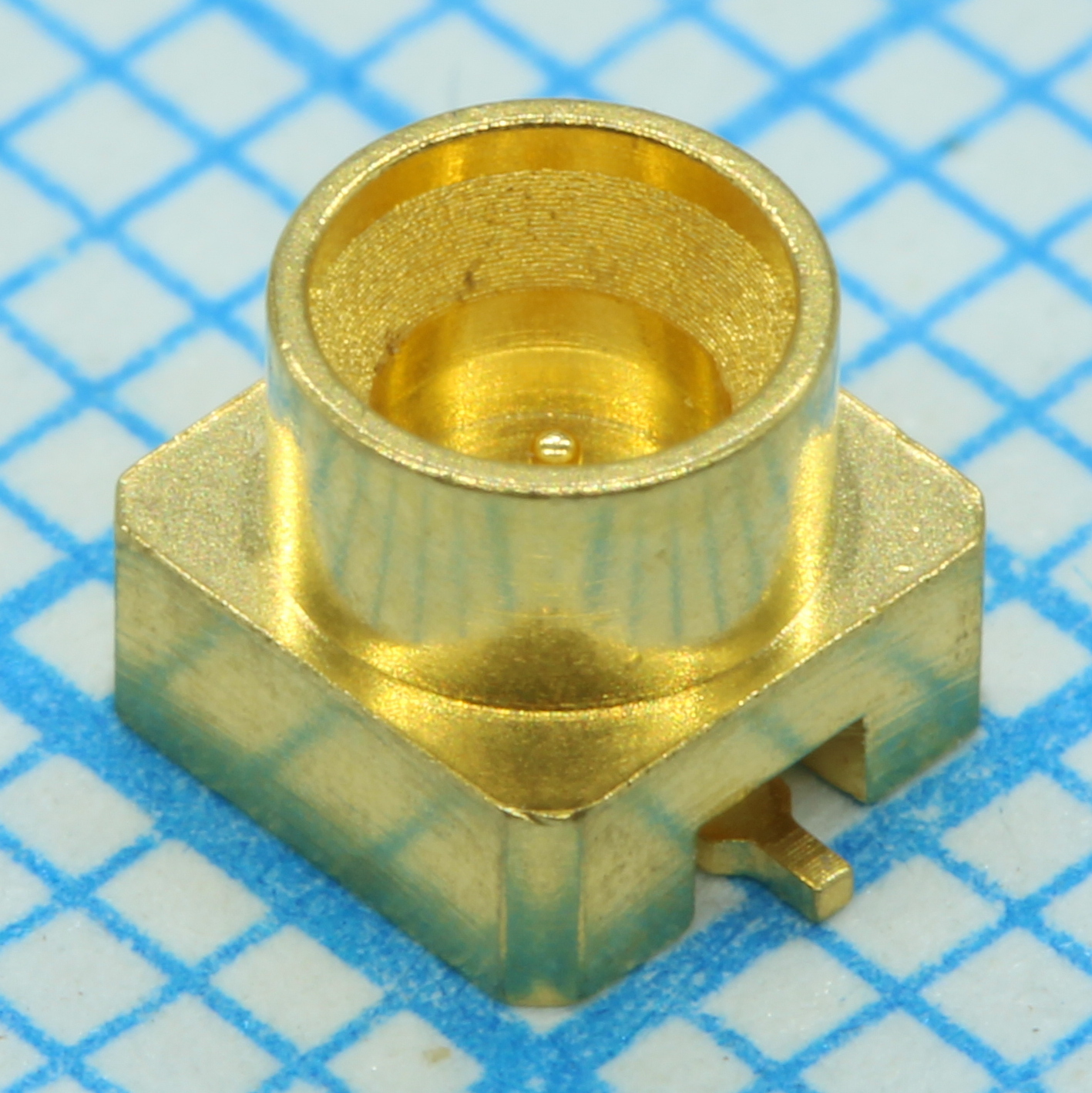 733000090 - Соединитель SMP вилка 0Гц....65ГГц 50Ом прямой SMD лоток