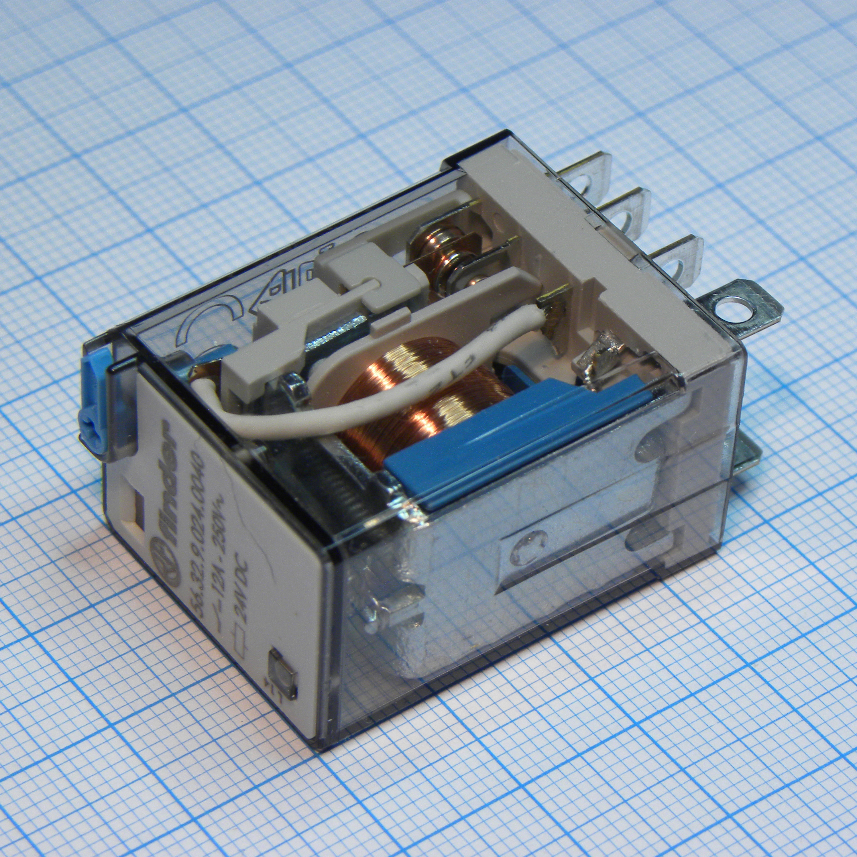 56.32.9.024.0040 - Миниатюрное силовое электромеханическое реле; монтаж в розетку или наконечники Faston (4.8х0.5мм); 2CO 12A; контакты AgNi; катушка 24В DC; степень защиты RTI; опции: кнопка тест + мех.индикатор