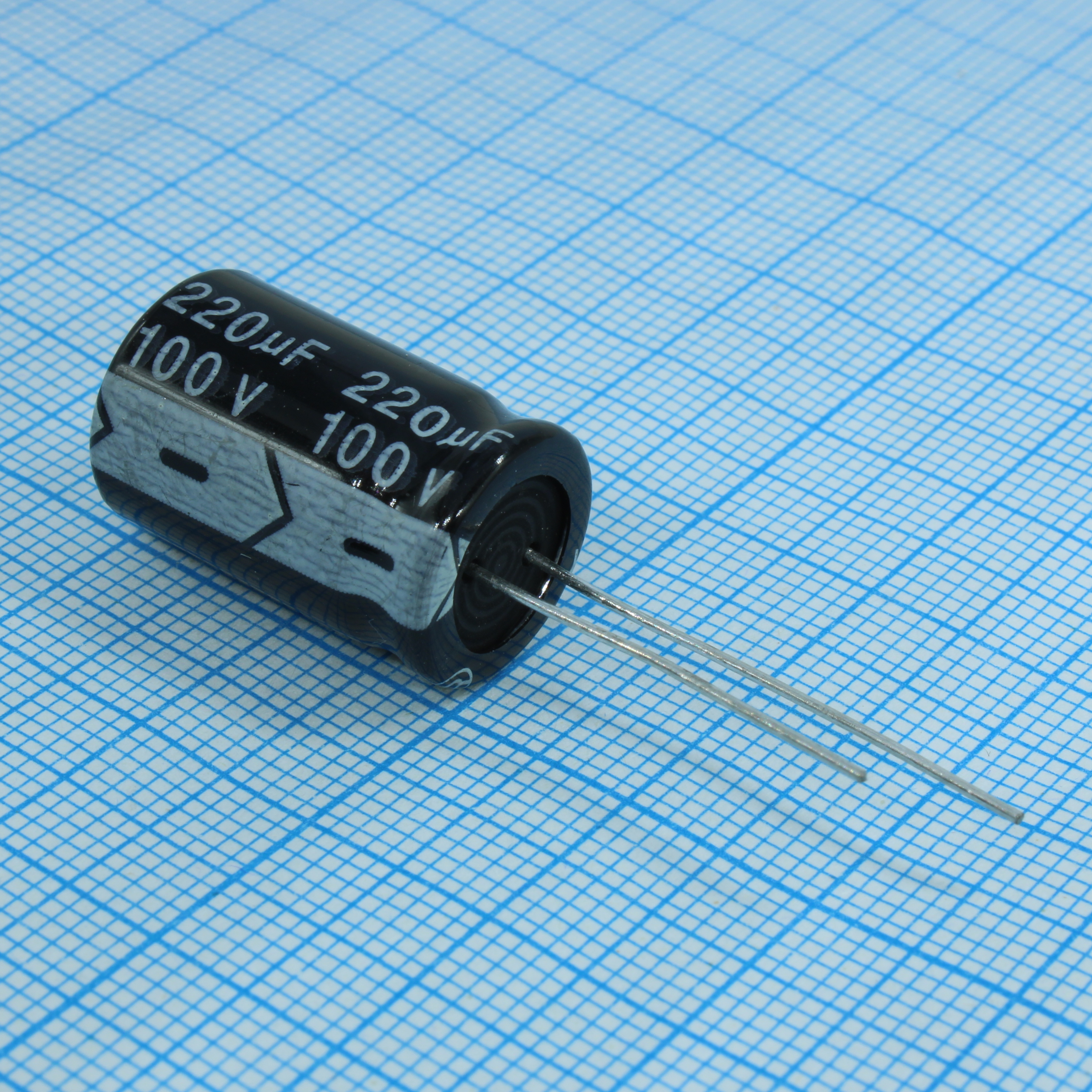 KM220M2WBKJ1321VBK - Конденсатор алюминиевый электролитический 22мкФ 450В ±20% (13х21мм) радиальный 5мм 165мА 2000часов 105°C