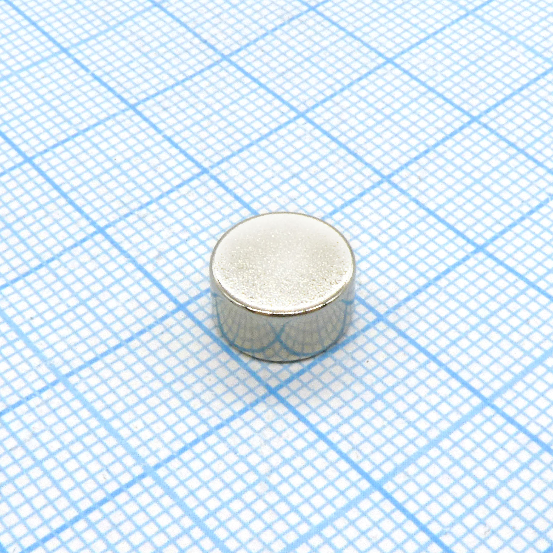 Магнит неодимовый N35H диск 10х5 мм - Сила сцепления 2.5кг.Выполнен из сплава NdFeB.Выдерживает нагрев до 120 С.Покрытие NiCuNi