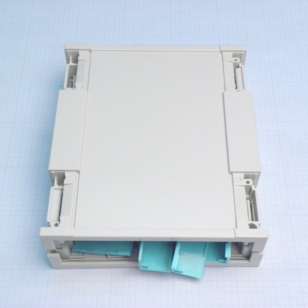 G777 - Защелкивающийся корпус из прочного пластика с алюминиевыми панелями