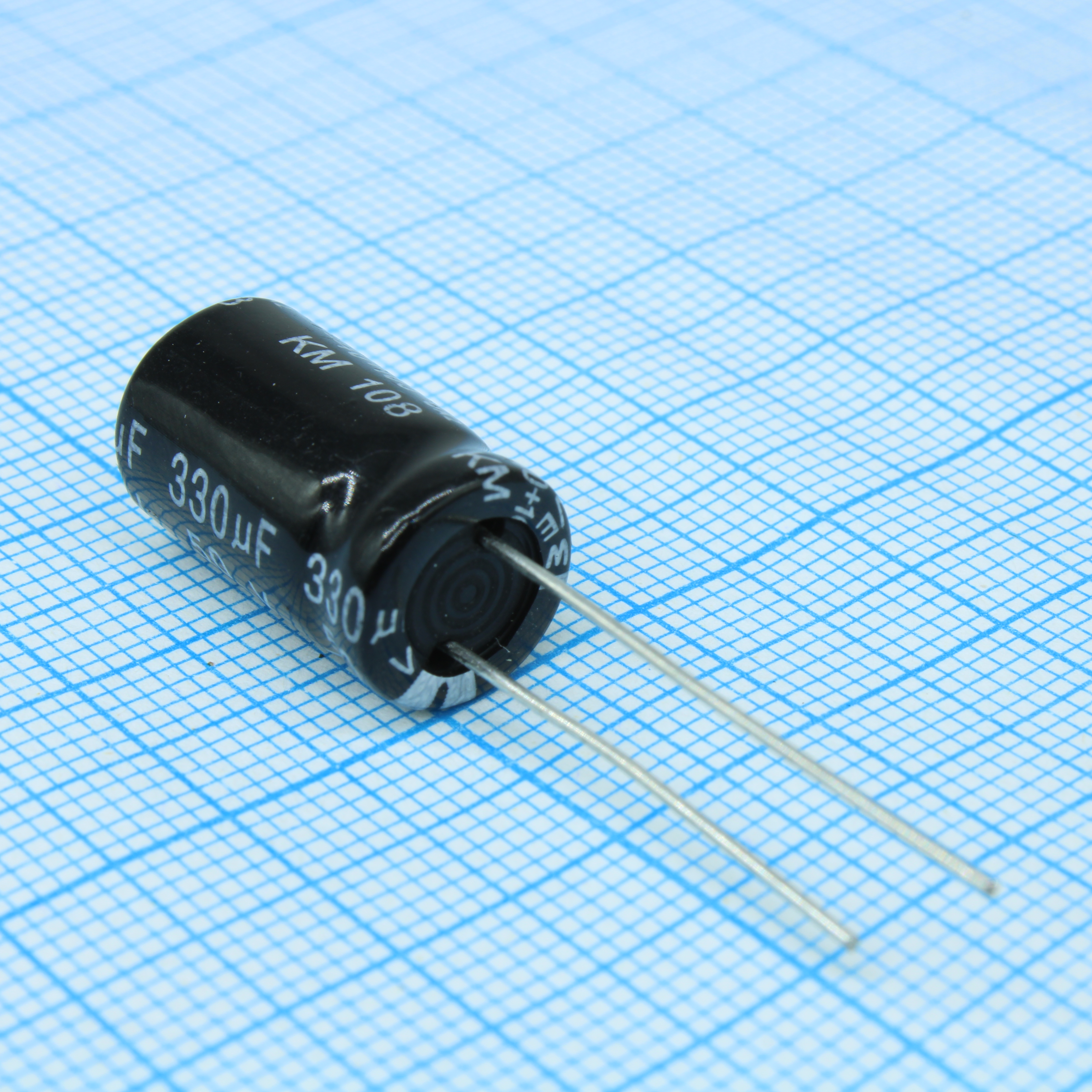 KM471M1VBKJ1017EBK - Конденсатор алюминиевый электролитический 470мкФ 35В ±20% (10 X 17мм) радиальные выводы 5мм 520мА 2000час 105°С россыпь