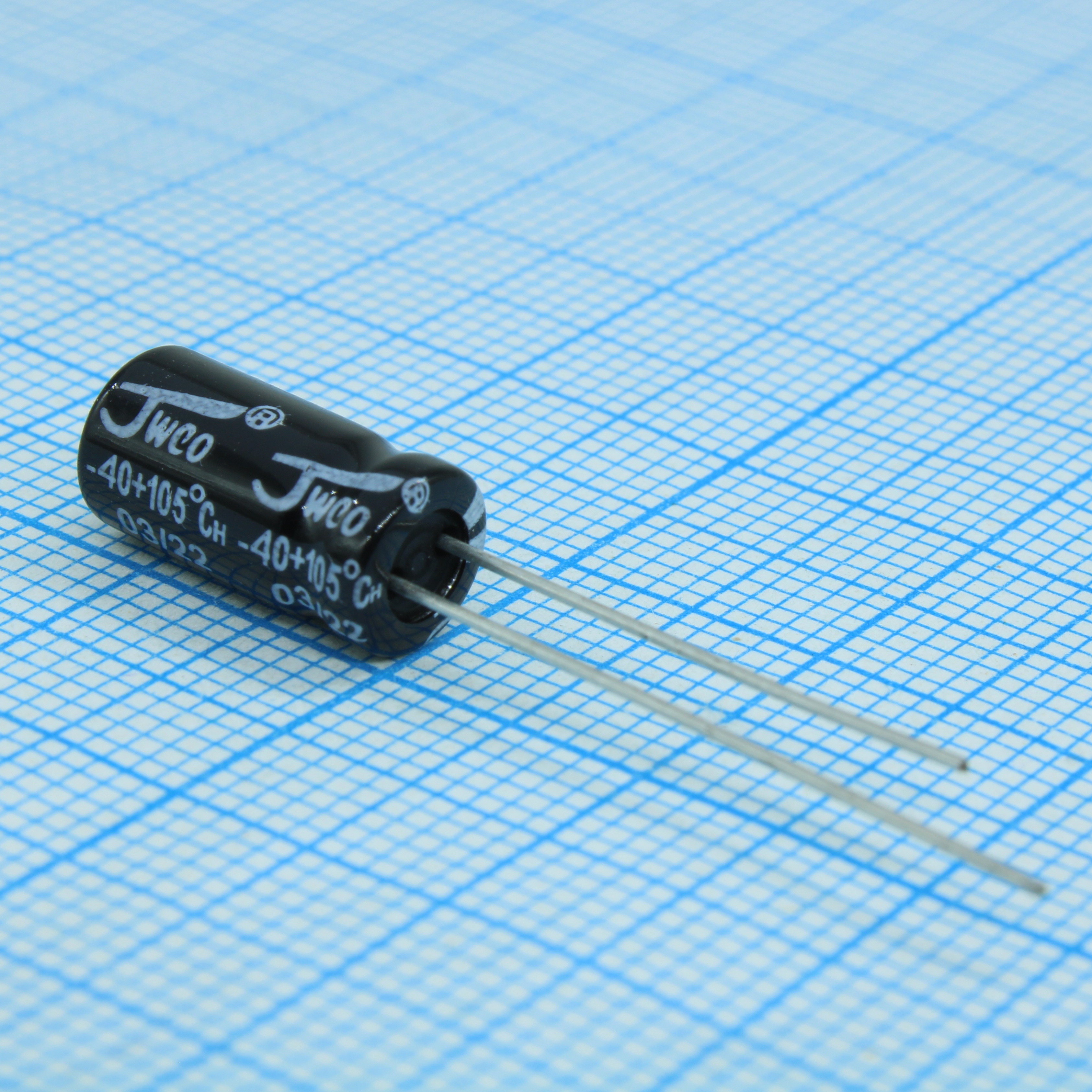 KM101M1EBKJ0612VBK - Конденсатор алюминиевый электролитический 100мкФ 25В ±20% (6.3х12мм) радиальный 2.5мм 145мА 2000часов 105°C россыпь