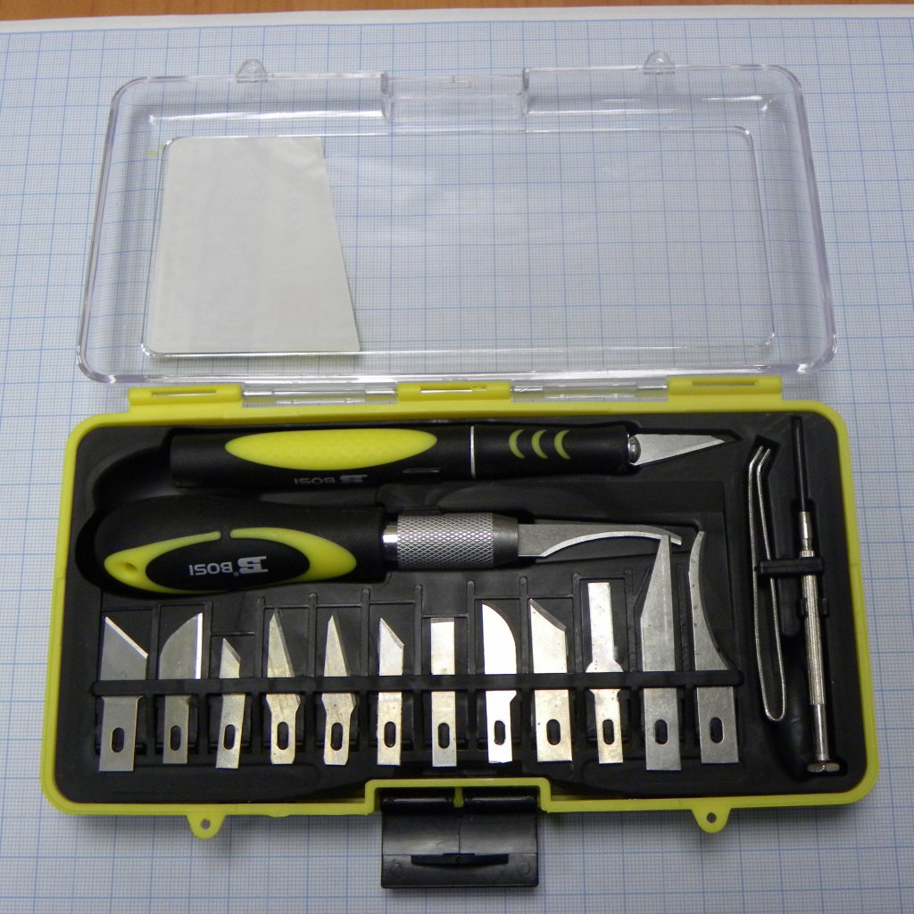 Набор ножей BS529245 - Два ножа с разными ручками, 12 сменных лезвий разной формы, пинцет и отвертка.