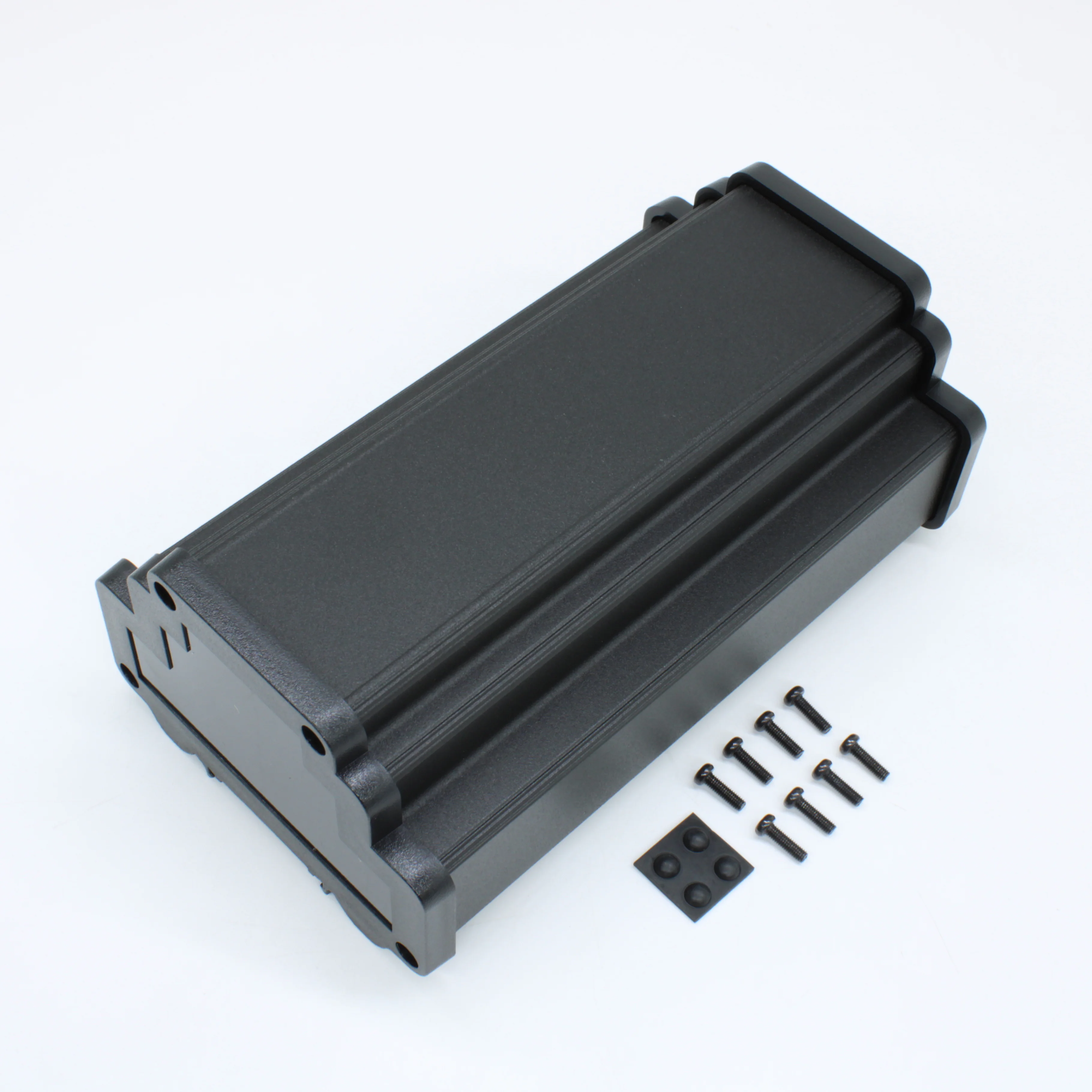 ALUD9MG-PBK-V0 - Прочный корпус на DIN-рейку. В комплектацию входит алюминиевая база, торцевые панели из поликарбоната, винты и ножки.

Корпуса могут оснащаться прозрачными или ИК панелями.