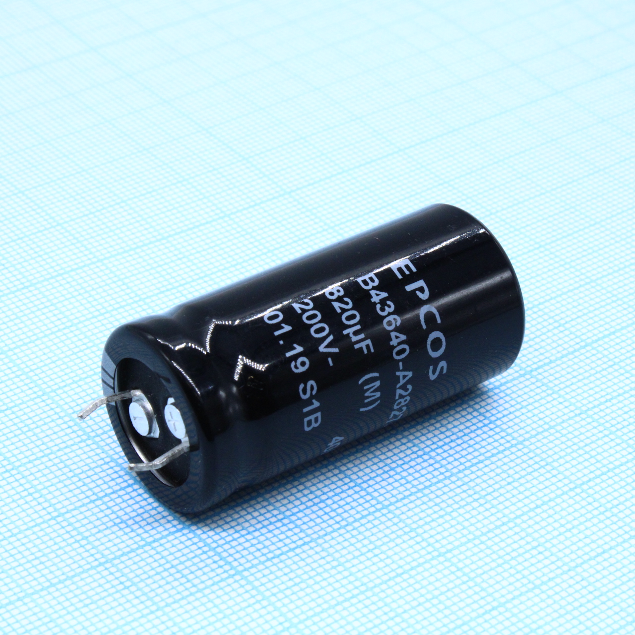 B43640A2827M - Конденсатор алюминиевый электролитический 820мкФ 200В ±20% (22 X 45мм) защелкиваемые выводы 10мм 0.11Ом 2040мА 2000час 105°С россыпь