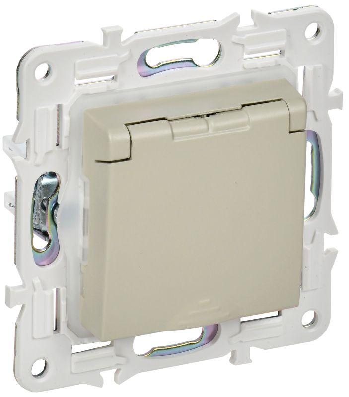 SKANDY Розетка 1-местная с заземлением с защитными шторками и крышкой 16А IP44 SK-R11B бежевый IEK SK-R16-16-44-K10