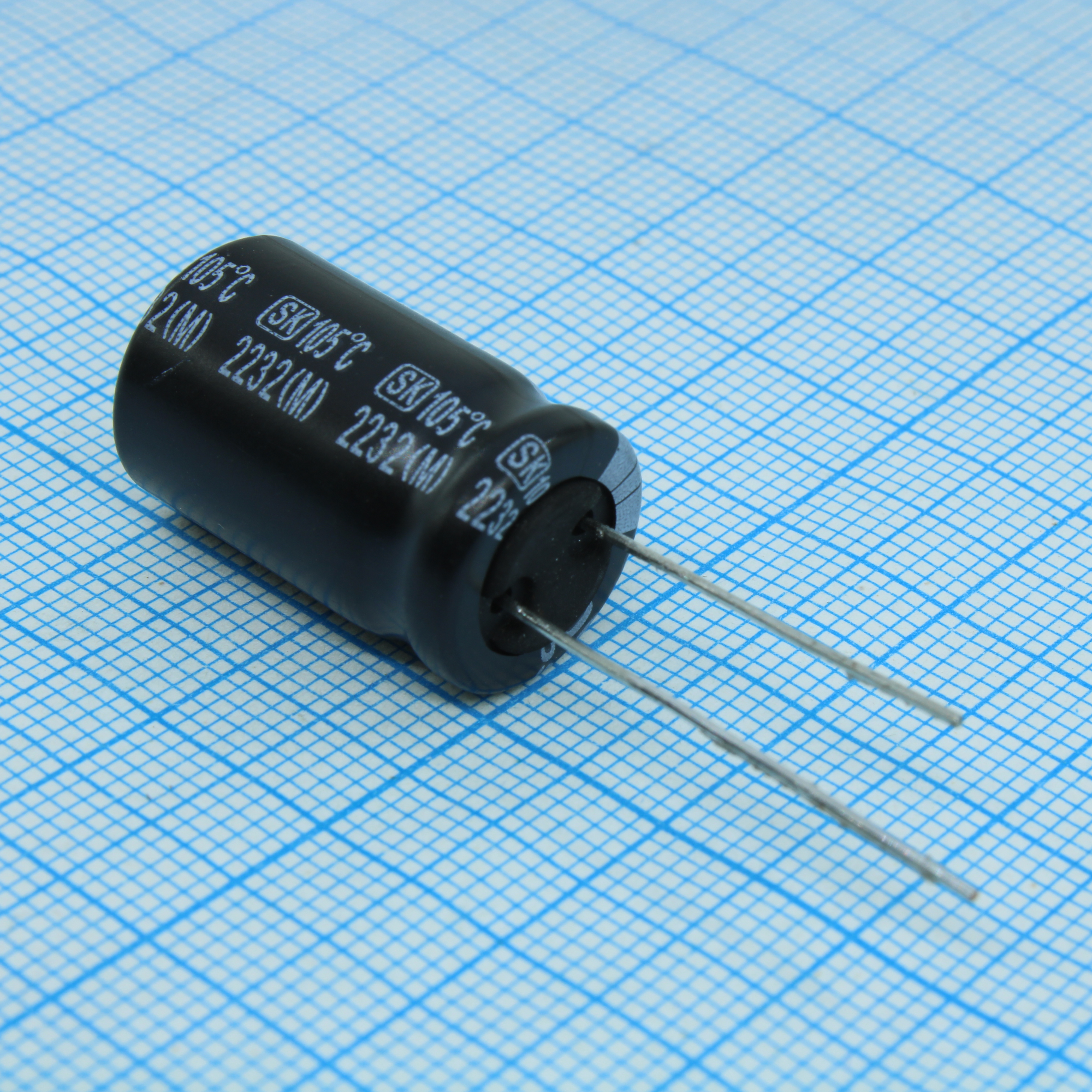 SK400M220I21TKKKS00R - Конденсатор алюминиевый электролитический радиальный 22мкФ 400В ±20% 13*21 P:10мм 252мА 2000ч 105C