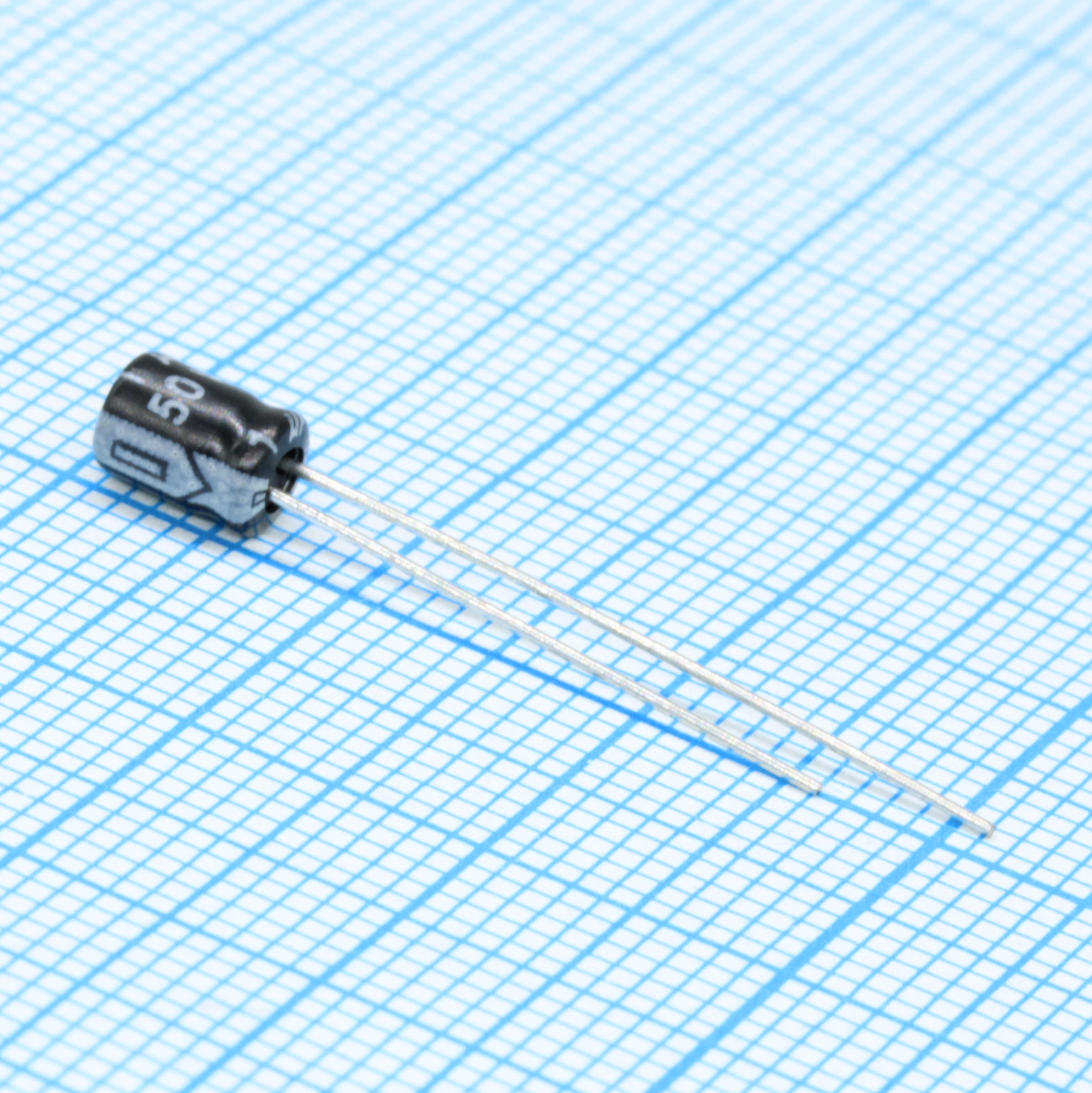 E5R010M50B - Конденсатор алюминиевый электролитический 1мкФ 50В  ±20% (4 х 5мм) радиальные выводы 1.5мм 8мА 1000час 105°С россыпь