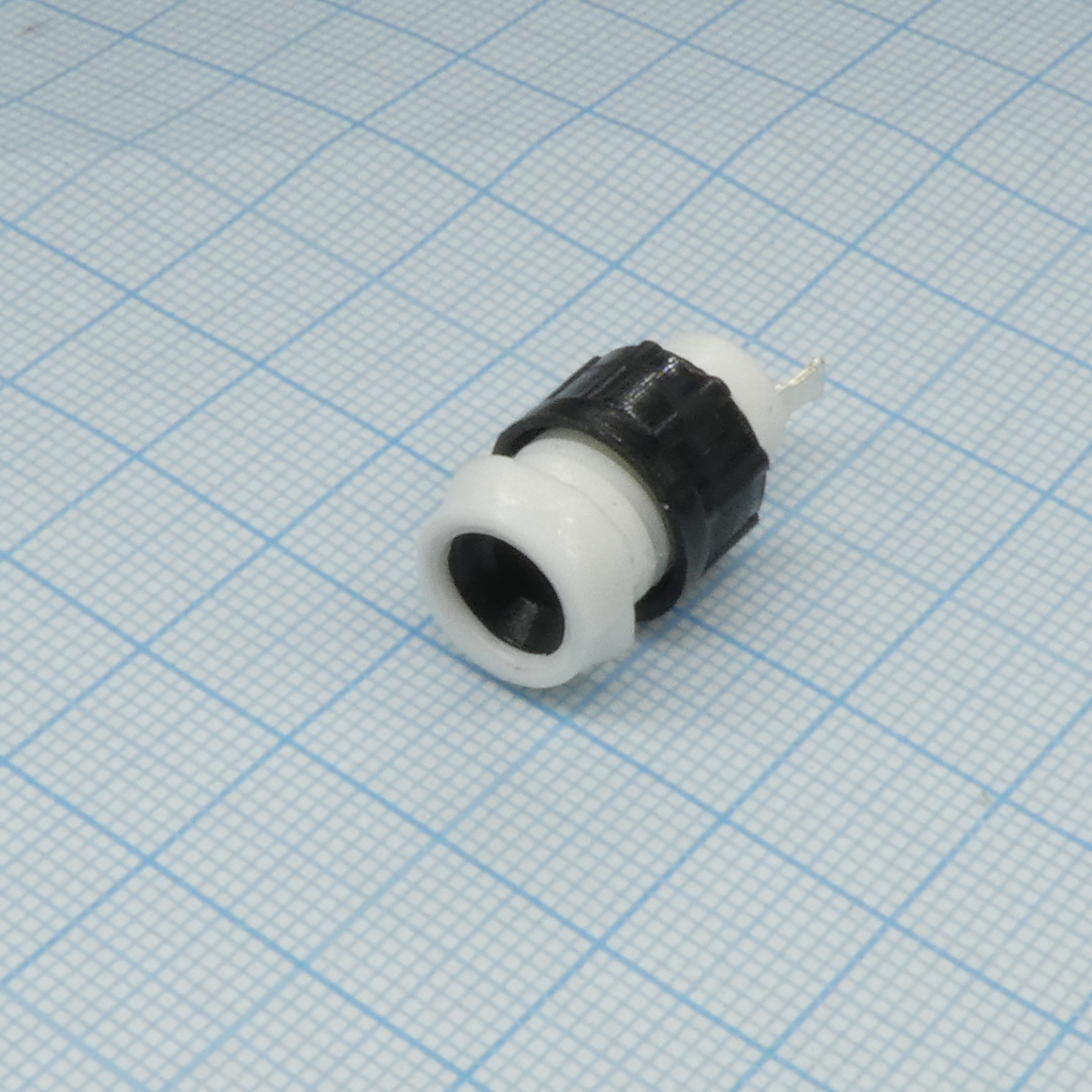 Г4,0б - Однополюсное гнездо. с диаметрами рабочих поверхностей контактов 4 мм